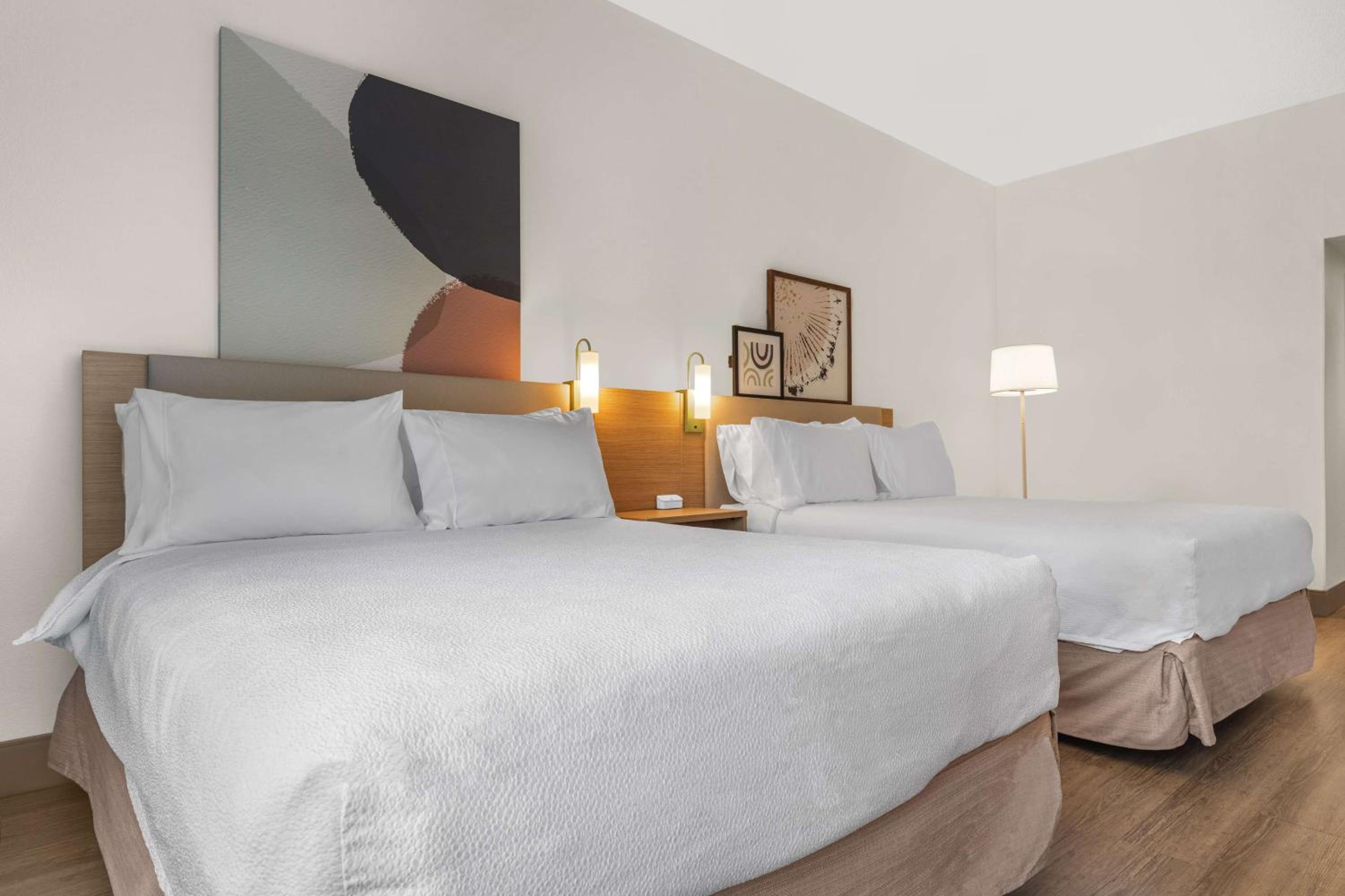 Room with Two Queen Beds - Non-Smoking - Photo 1