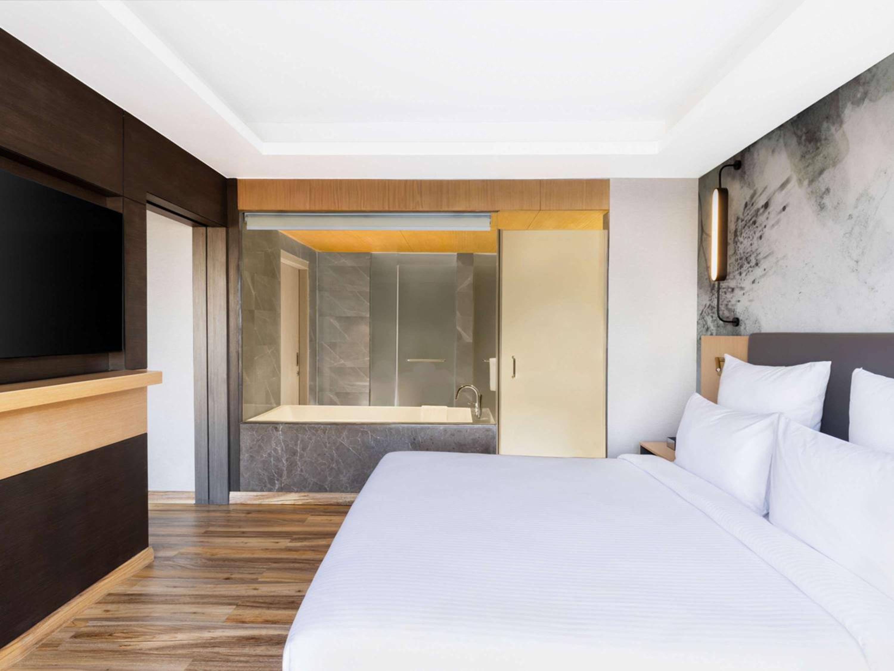 Executive Suite with One Double Bed - Non Smoking/City Side: Unlimited premium brands (6 to 8 PM) daily *, 1+1 on drinks (11 AM-7 PM), 15% Off on SPA, 15% off on Food and Soft Beverages, Free Gaming Zone access, Complimentary coffee&Tea (6AM-8 PM) - Photo 4