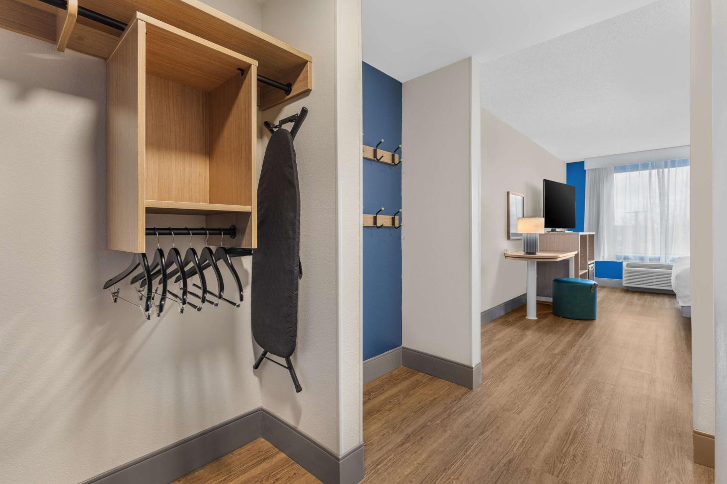 King Room with Bath Tub - Mobility and Hearing Access - Photo 2