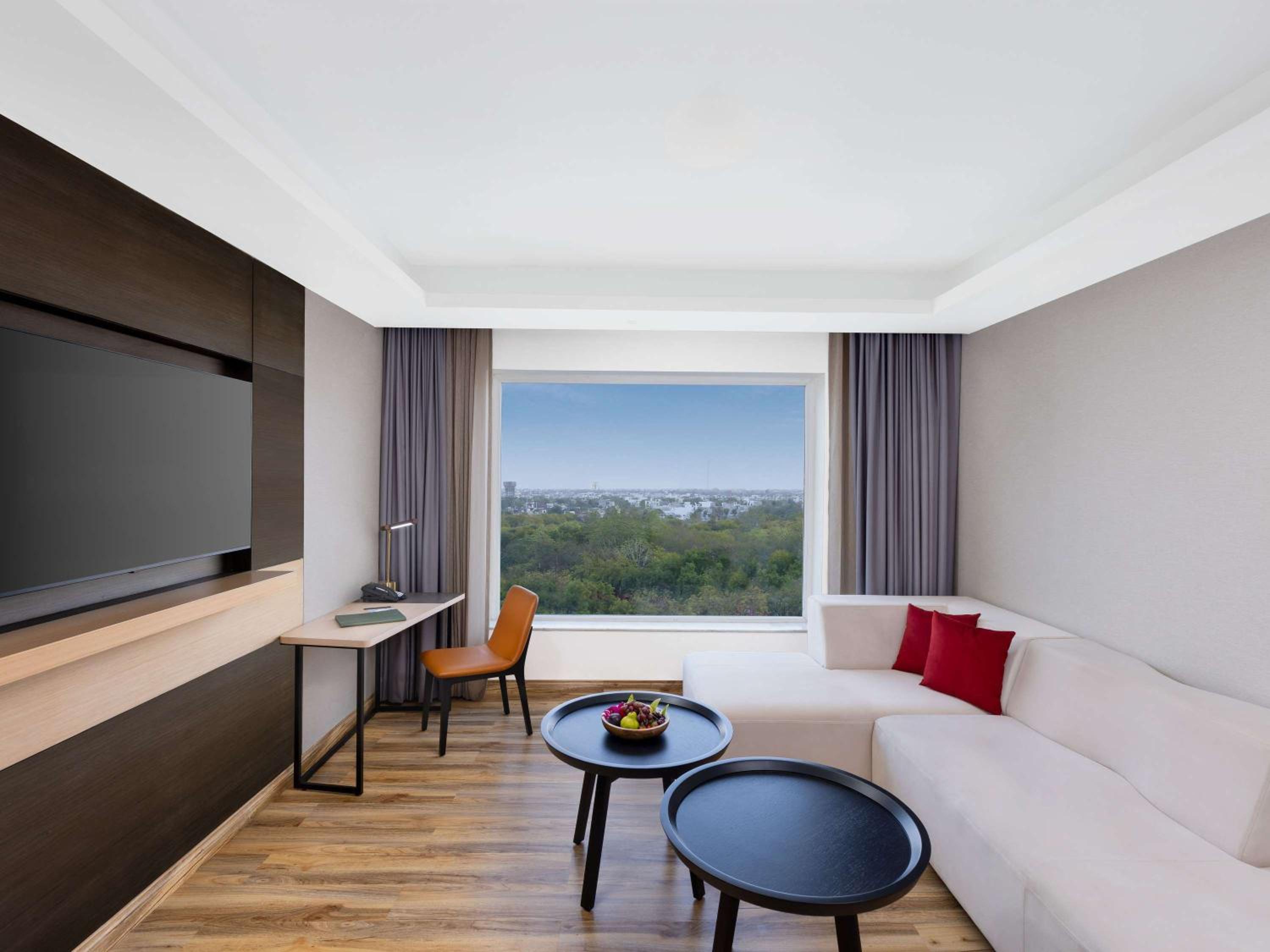 Executive Suite with One Double Bed - Non Smoking/City Side: Unlimited premium brands (6 to 8 PM) daily *, 1+1 on drinks (11 AM-7 PM), 15% Off on SPA, 15% off on Food and Soft Beverages, Free Gaming Zone access, Complimentary coffee&Tea (6AM-8 PM) - Photo 3
