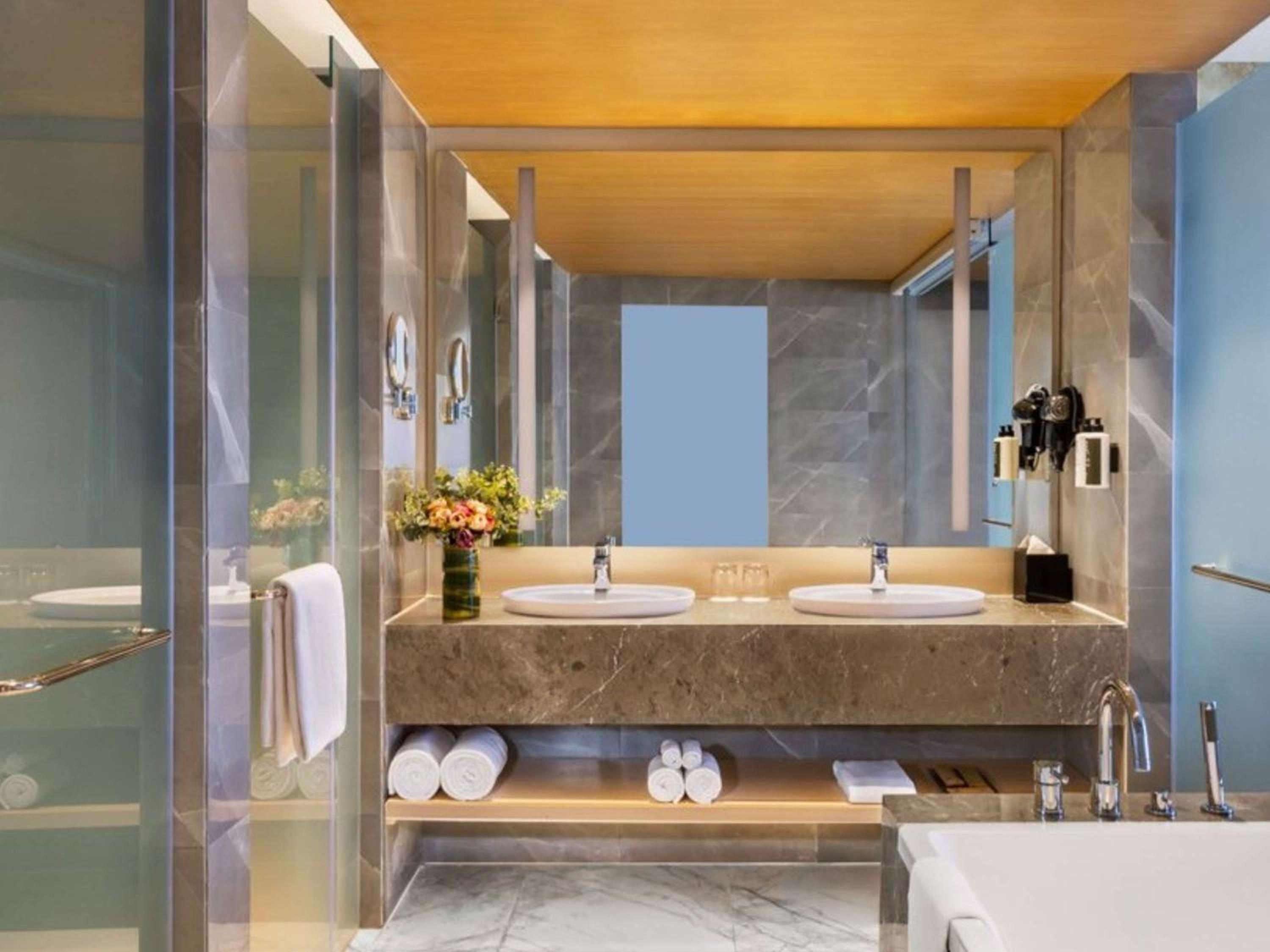 Executive Suite with One Double Bed - Non Smoking/City Side: Unlimited premium brands (6 to 8 PM) daily *, 1+1 on drinks (11 AM-7 PM), 15% Off on SPA, 15% off on Food and Soft Beverages, Free Gaming Zone access, Complimentary coffee&Tea (6AM-8 PM) - Photo 2