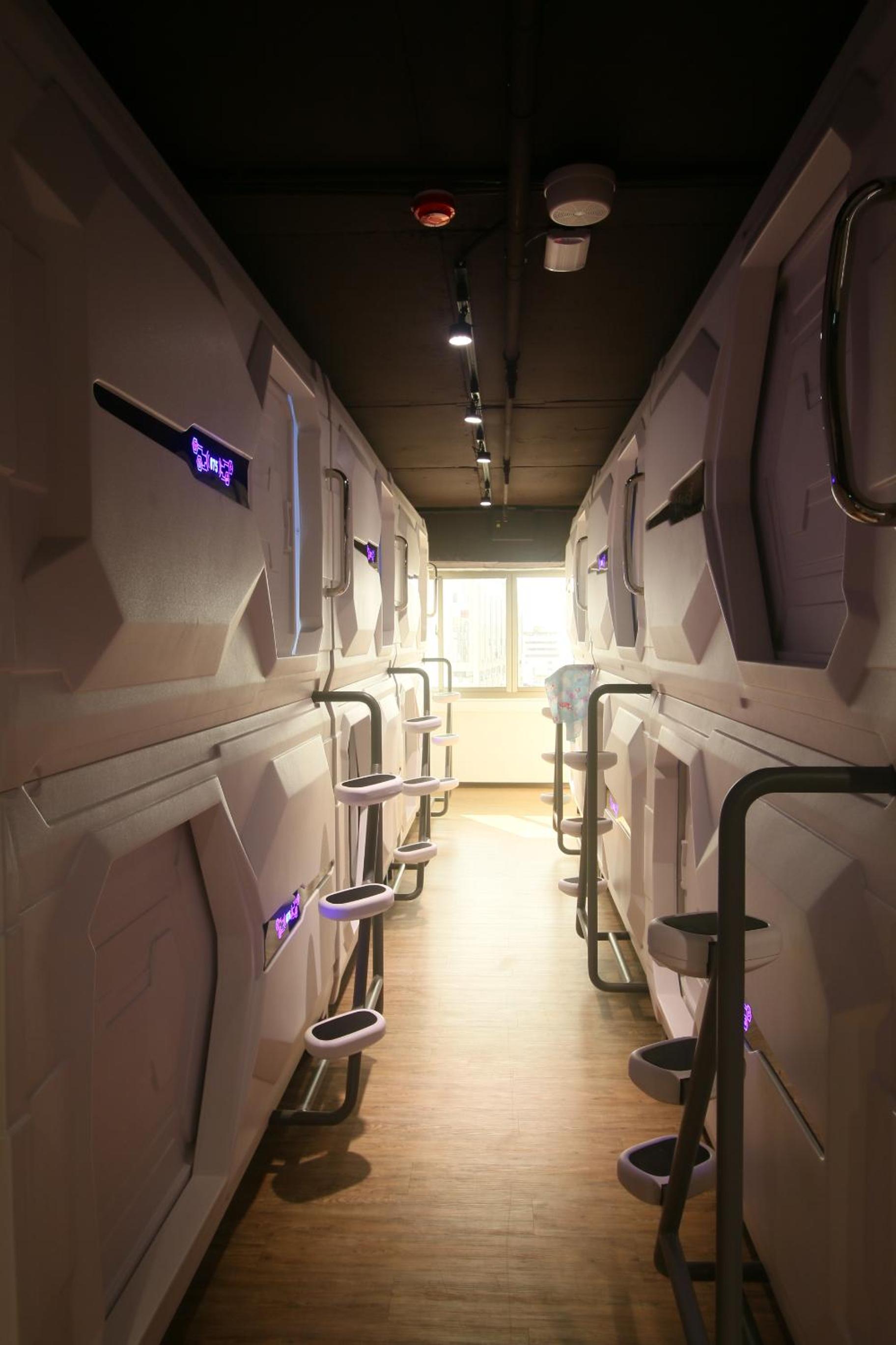 Superior Mixed Capsule Room