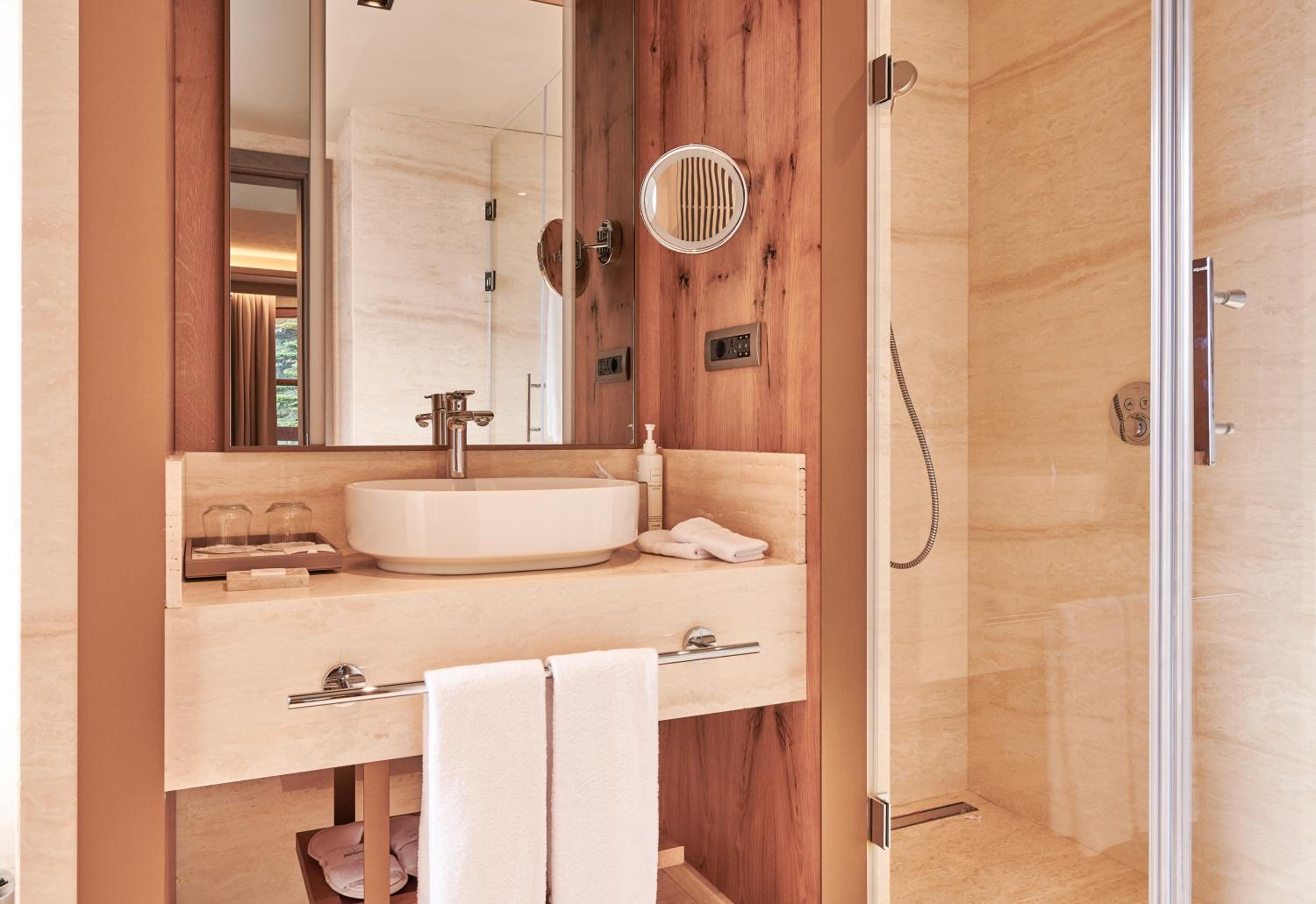 Swiss Deluxe Twin Room with Forest View - Photo 3