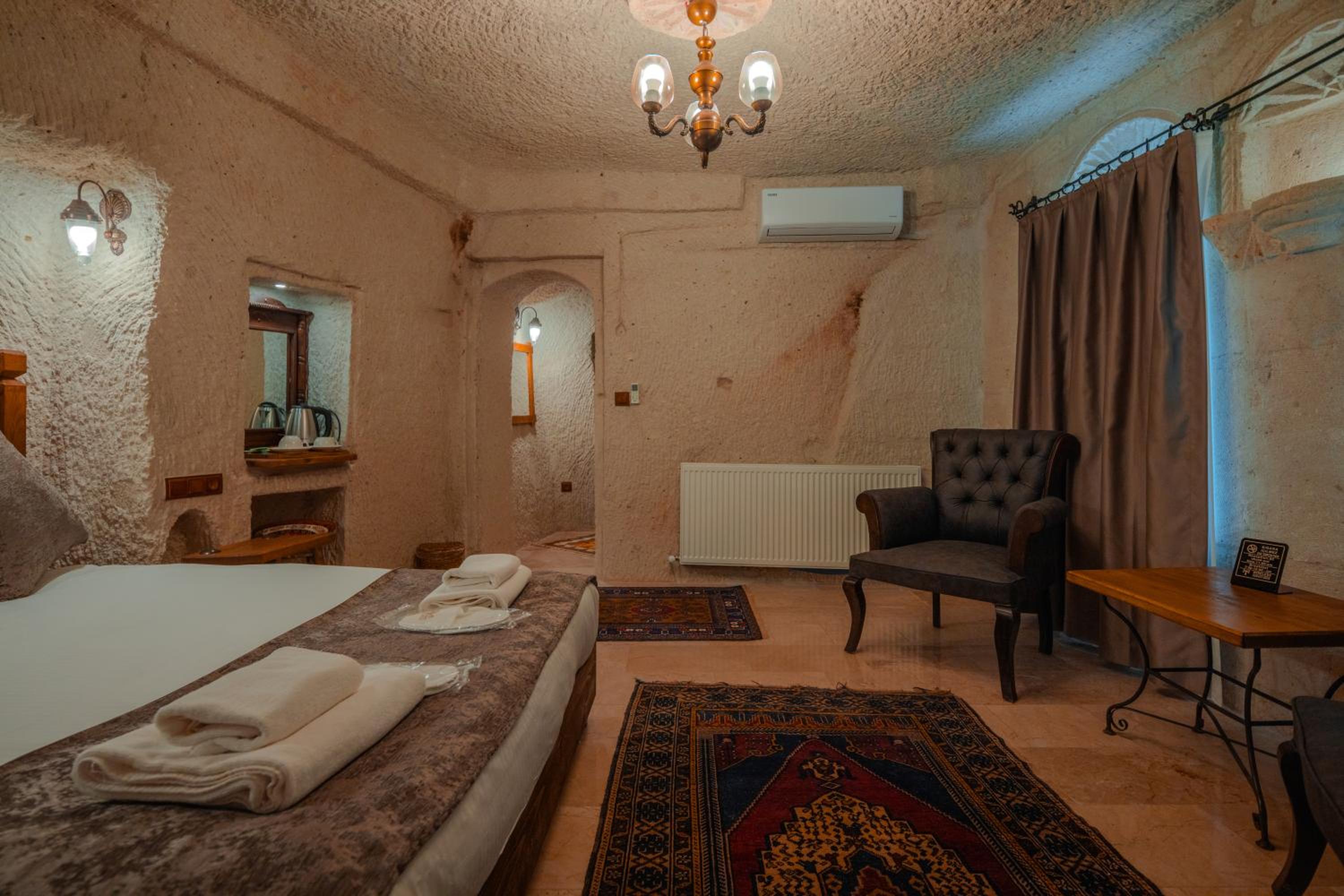 Deluxe Double Room - Photo 11