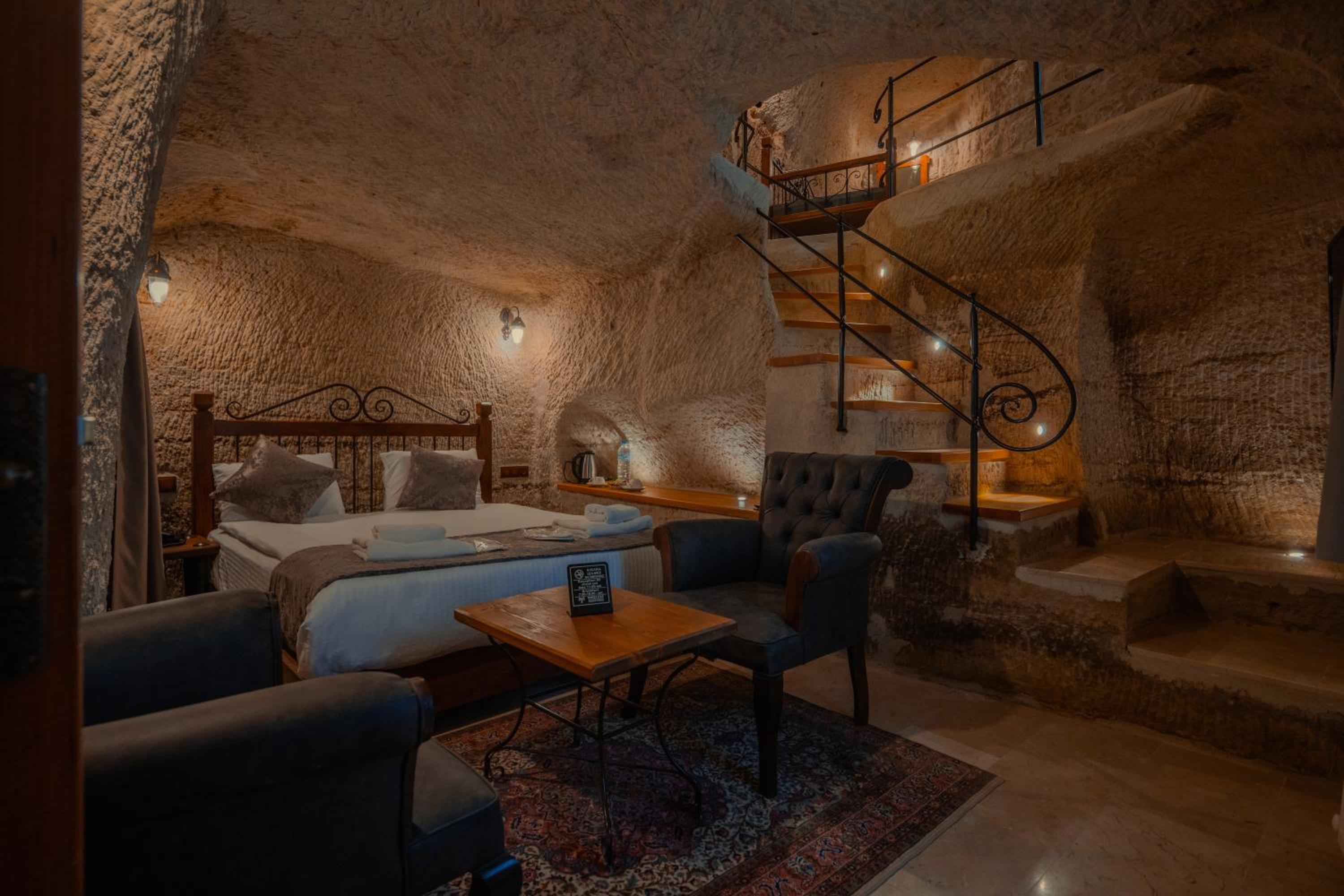 Deluxe Double Room (2 Adults + 1 Child) - Photo 8