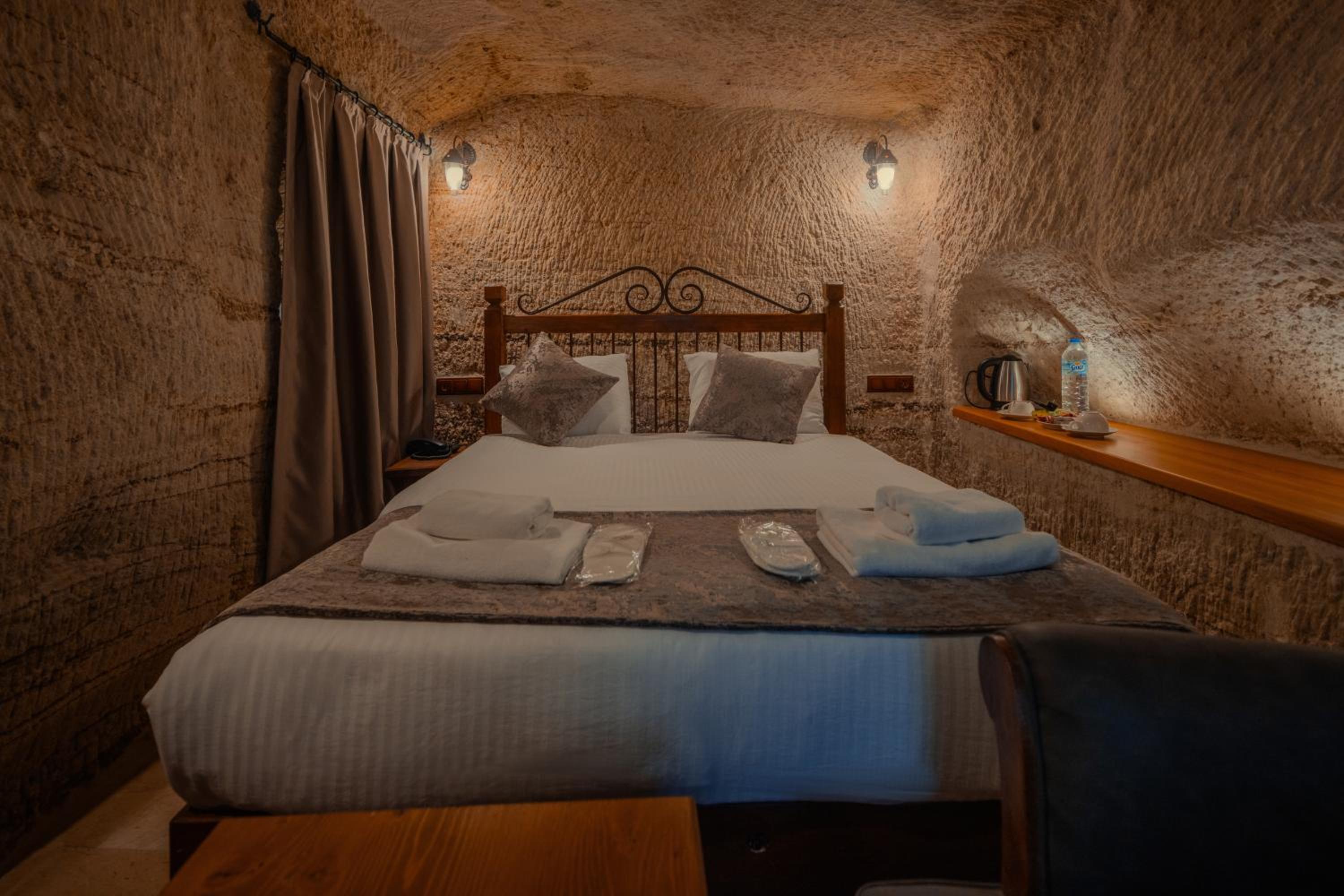 Deluxe Double Room (2 Adults + 1 Child) - Photo 6