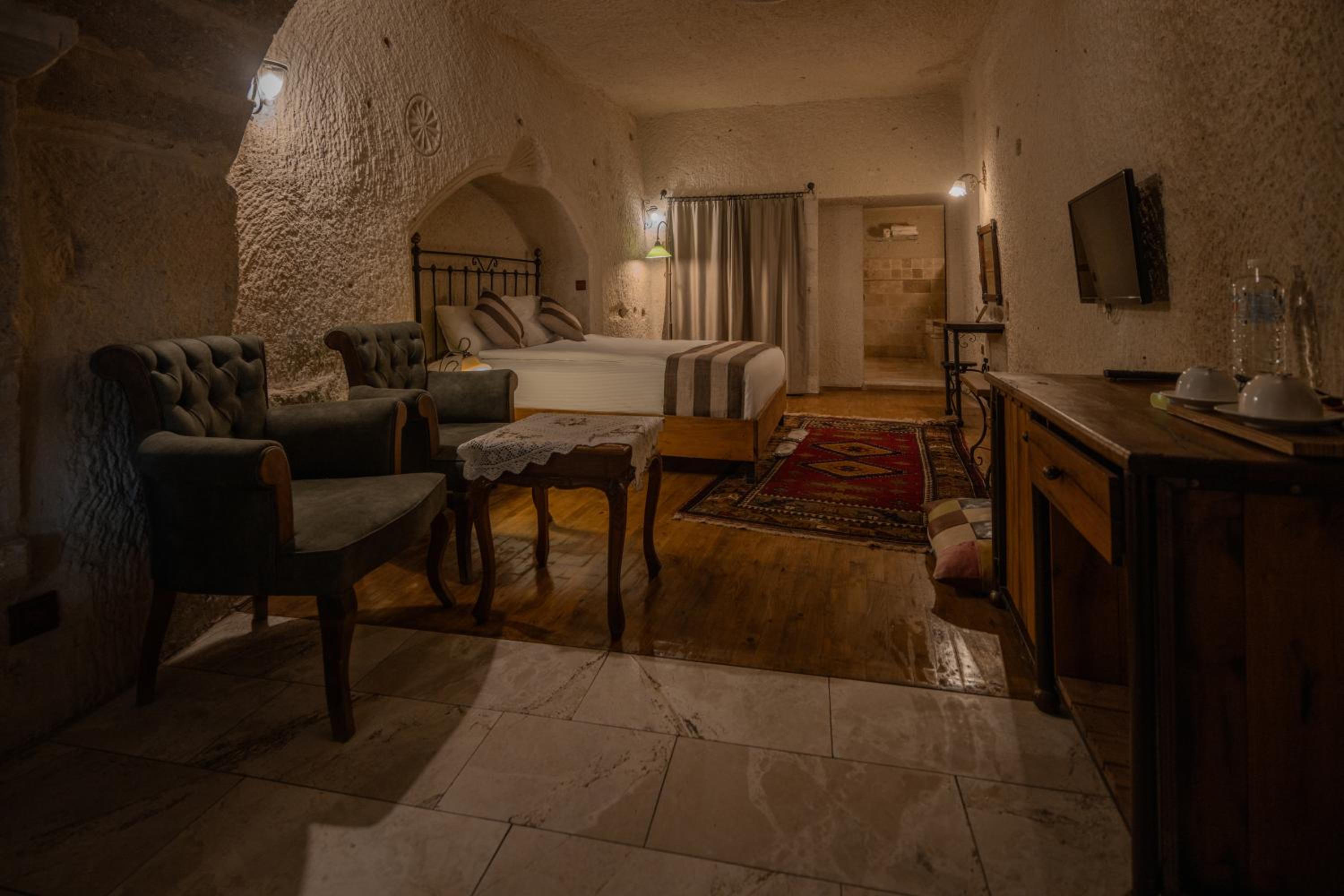 Deluxe Double Room (2 Adults + 1 Child) - Photo 7