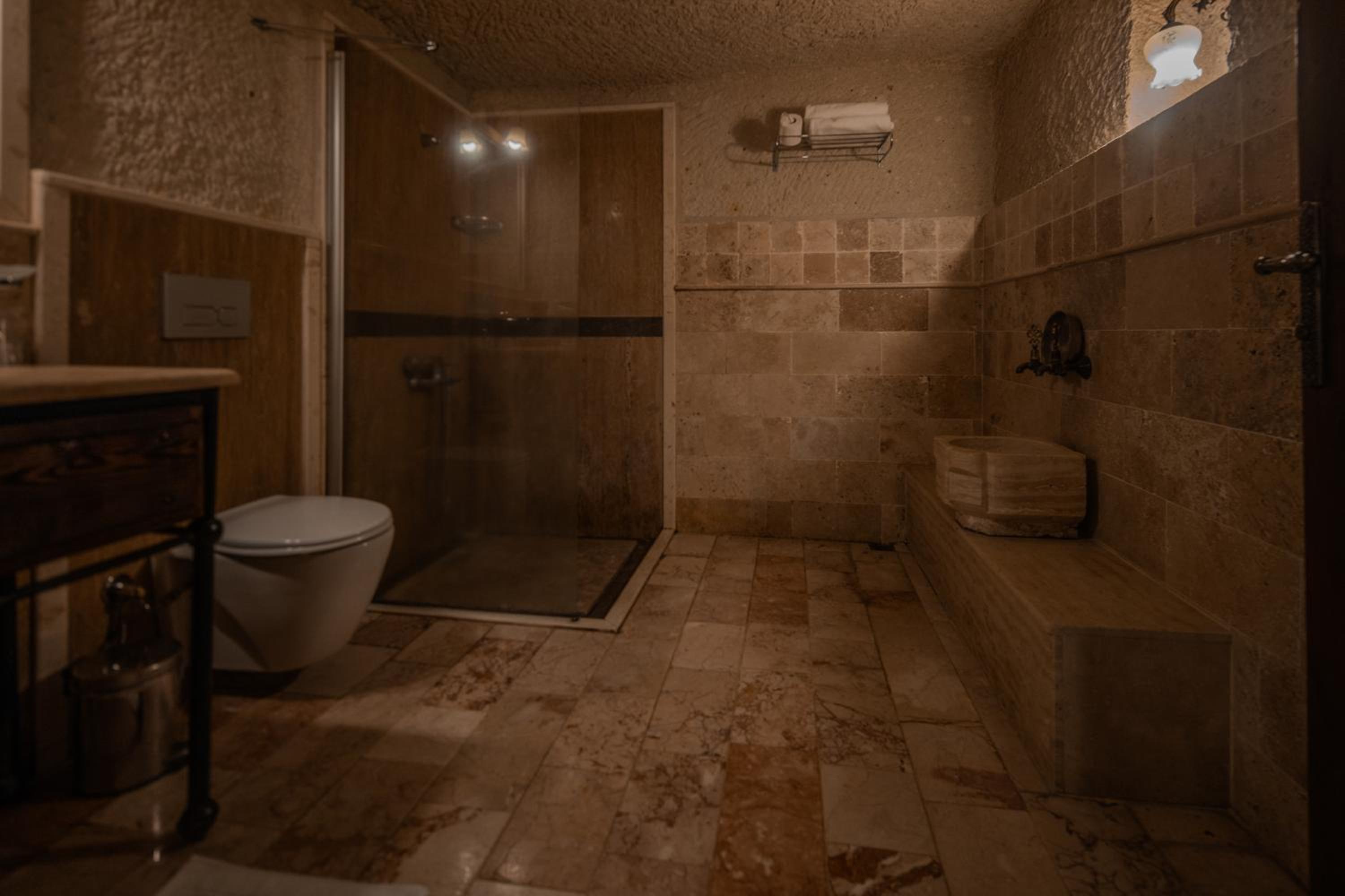 Deluxe Double Room (2 Adults + 1 Child) - Photo 3