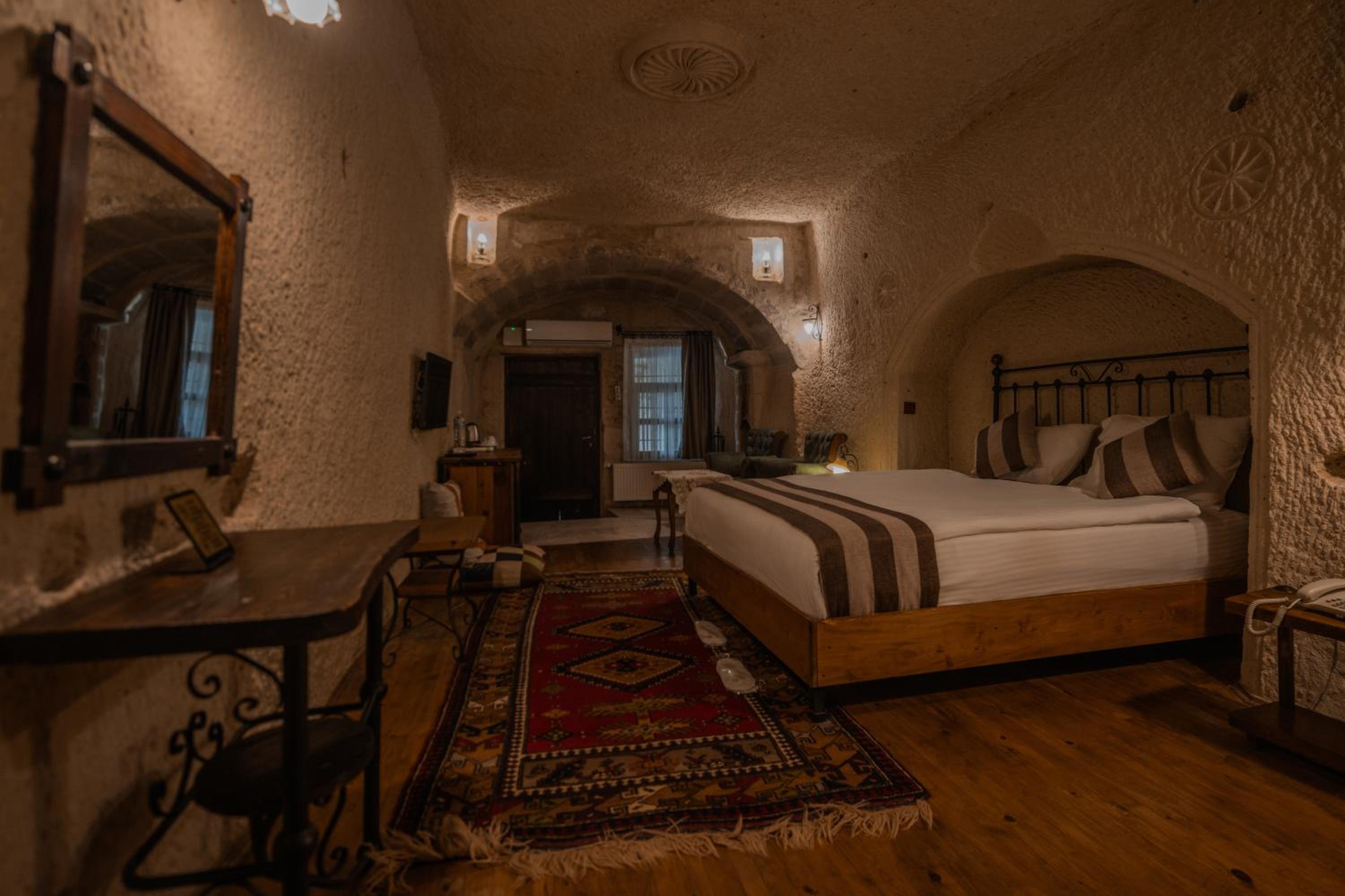 Deluxe Double Room (2 Adults + 1 Child) - Photo 1