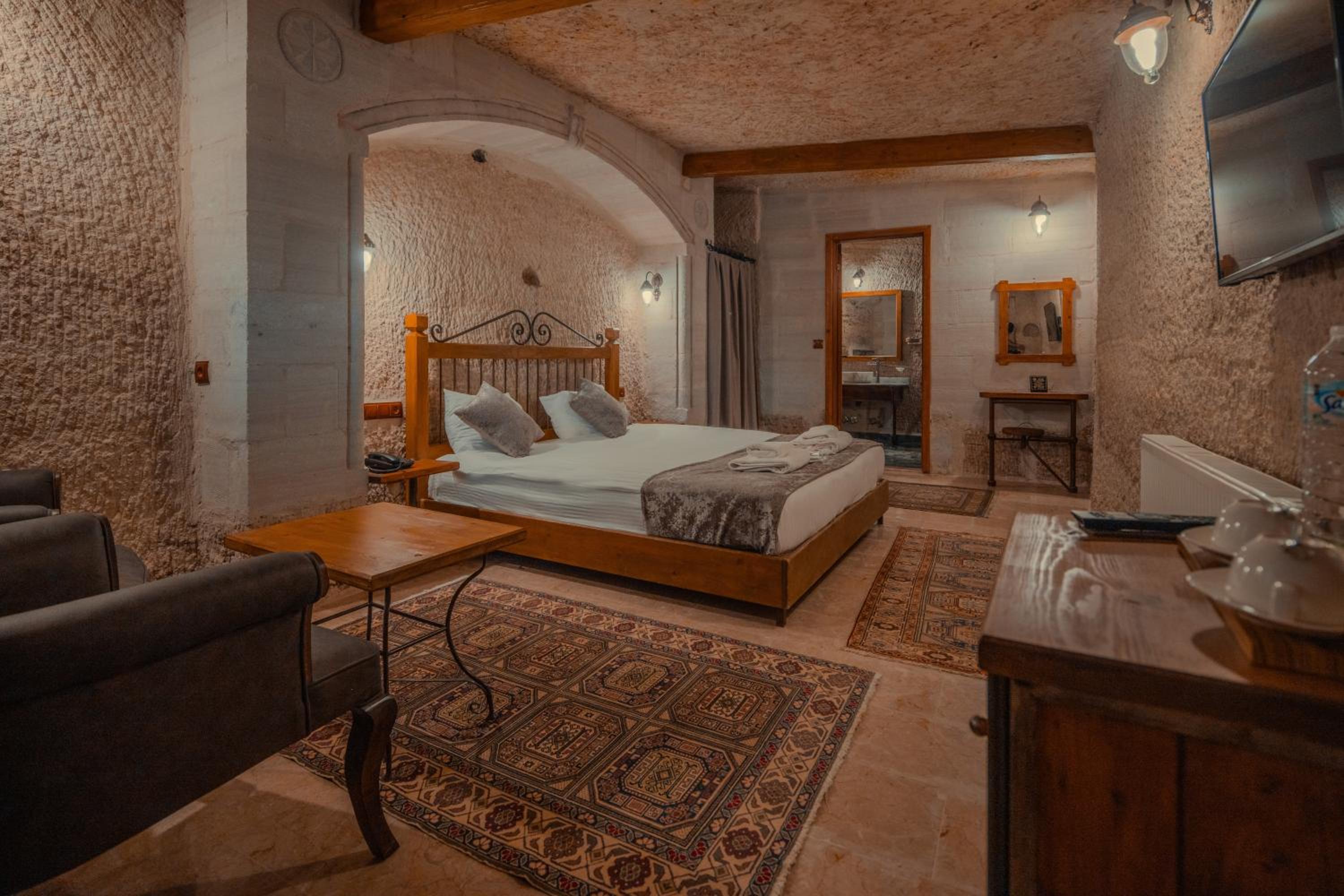 Deluxe Double Room (2 Adults + 1 Child) - Photo 11