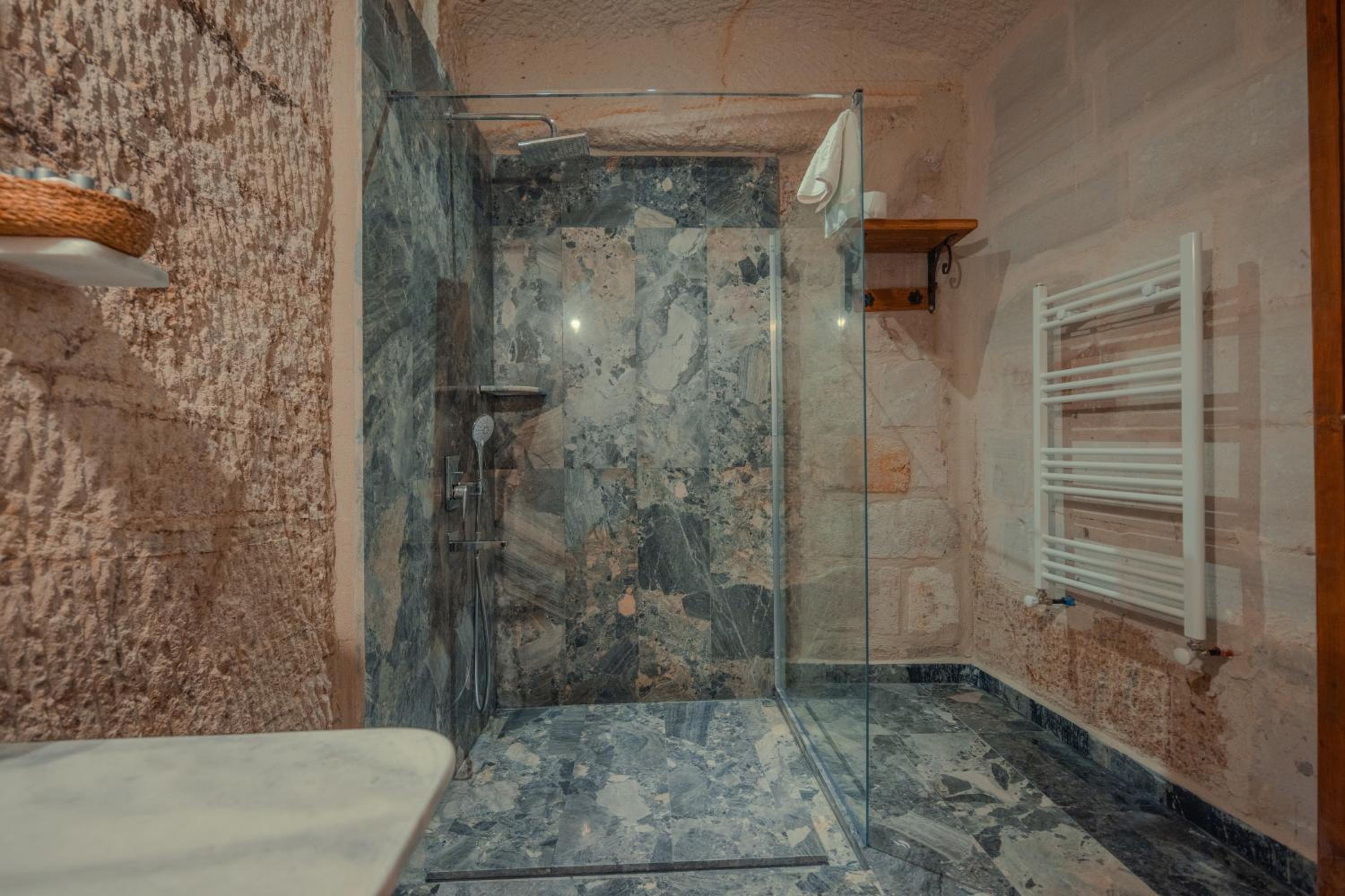 Deluxe Double Room (2 Adults + 1 Child) - Photo 10