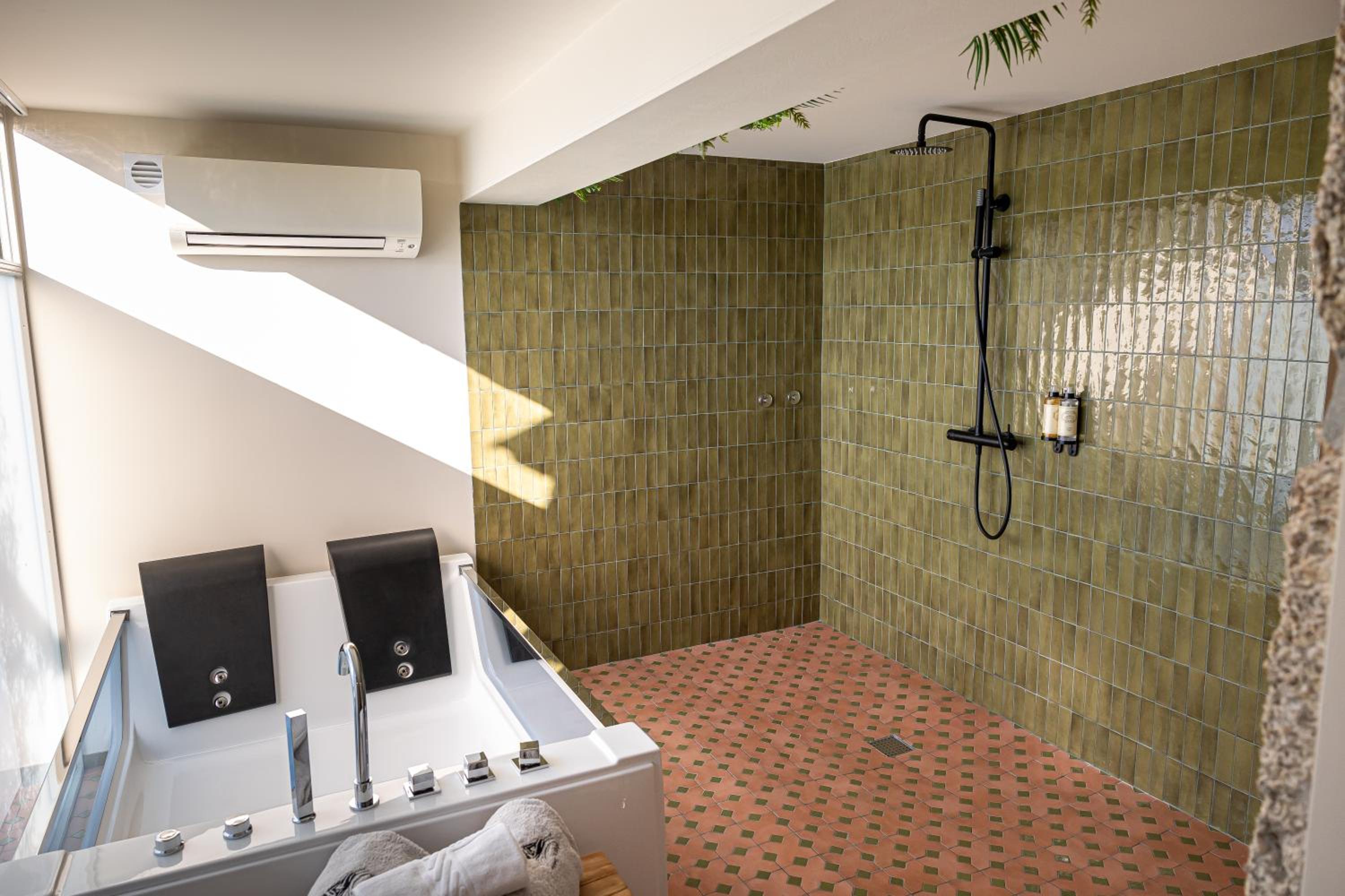 Suite with Spa Bath - Photo 6