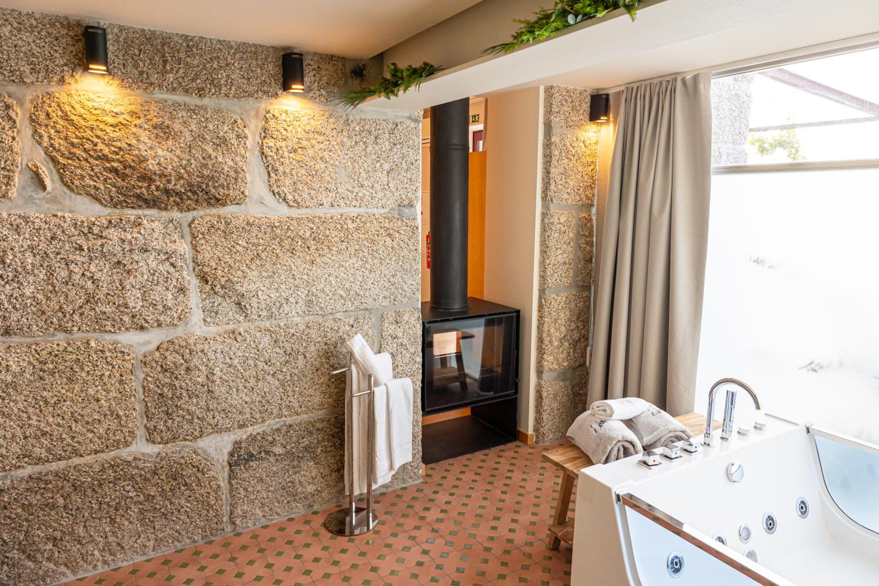 Suite with Spa Bath - Photo 4