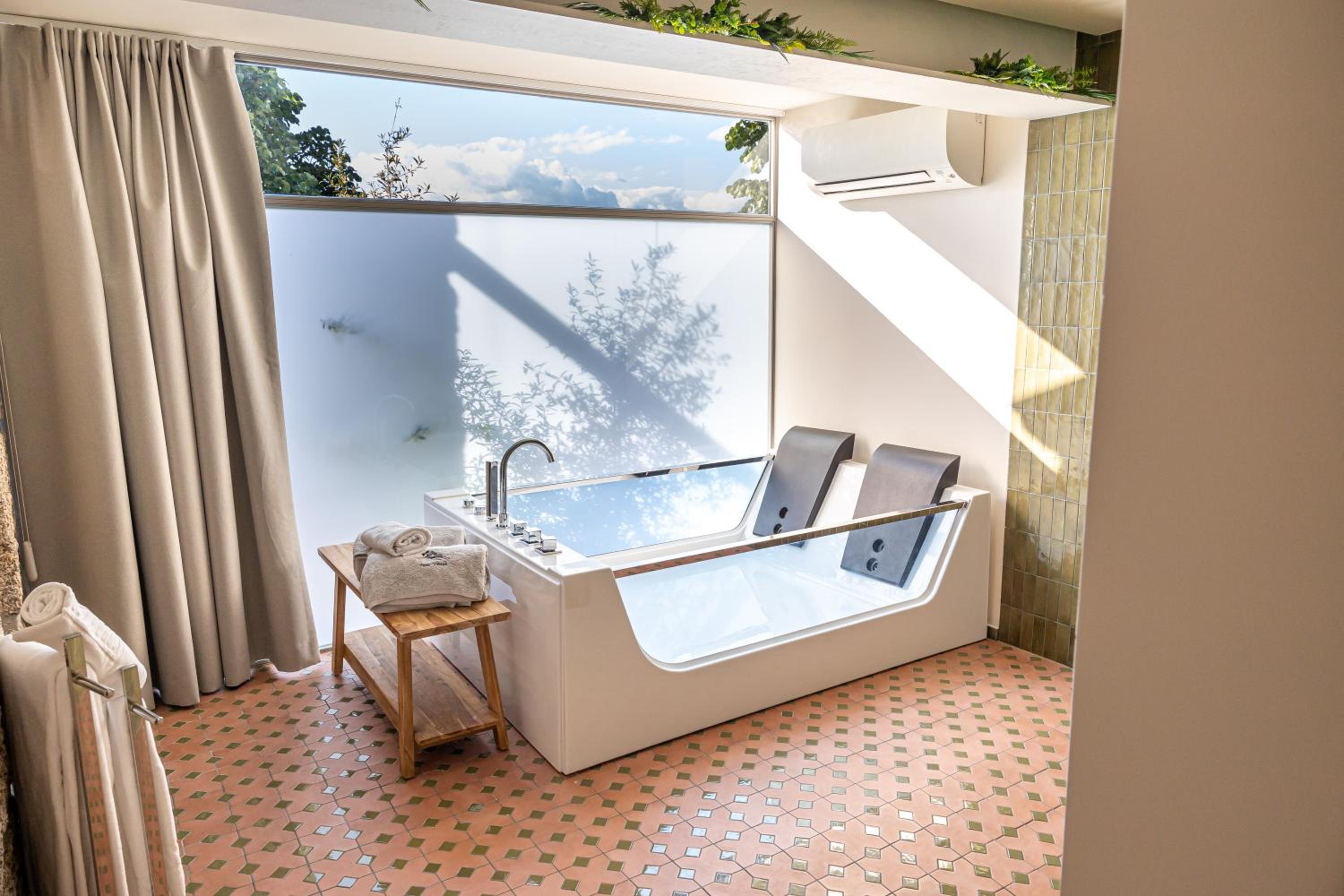 Suite with Spa Bath - Photo 3