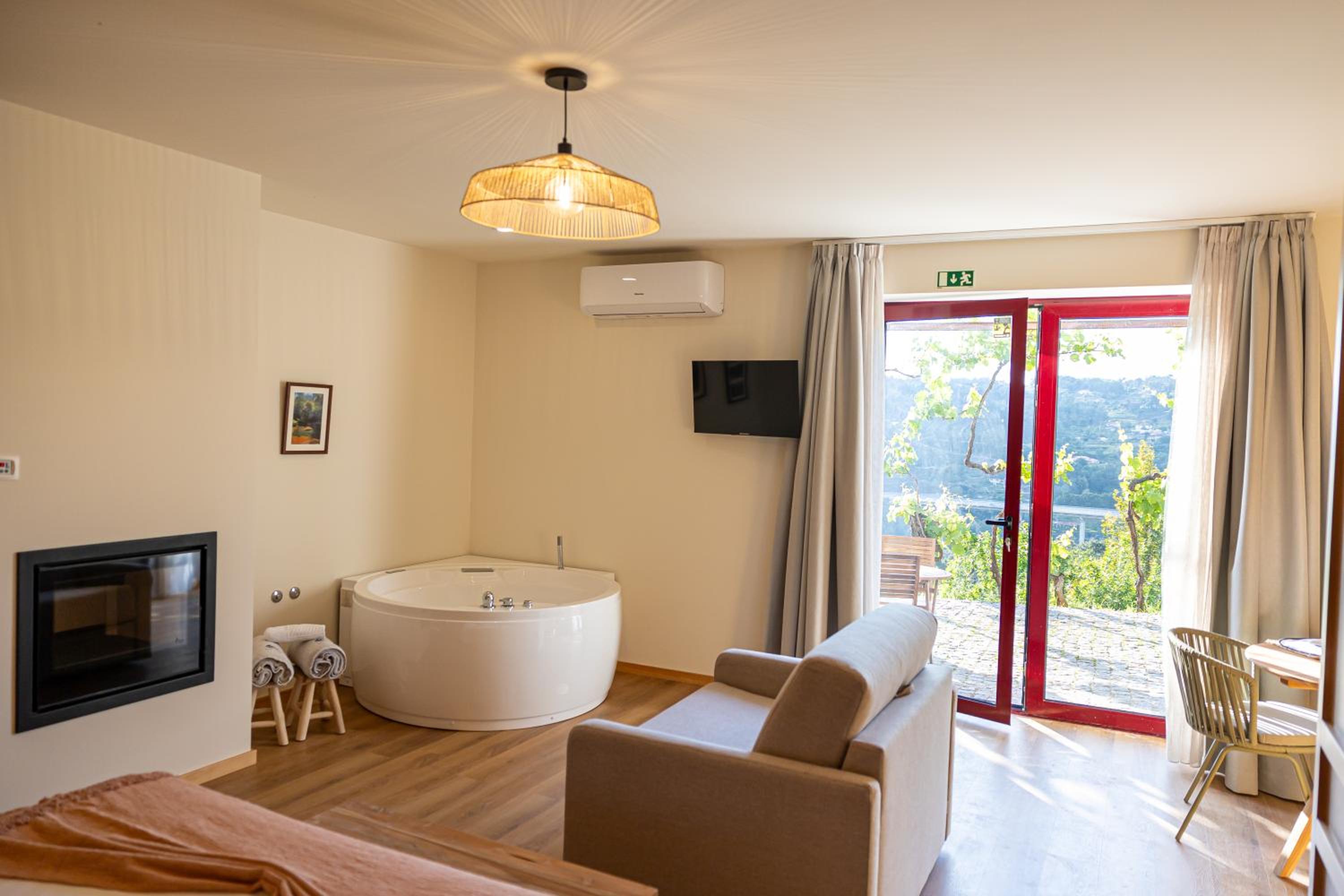 Deluxe Suite with Spa Bath photo 3