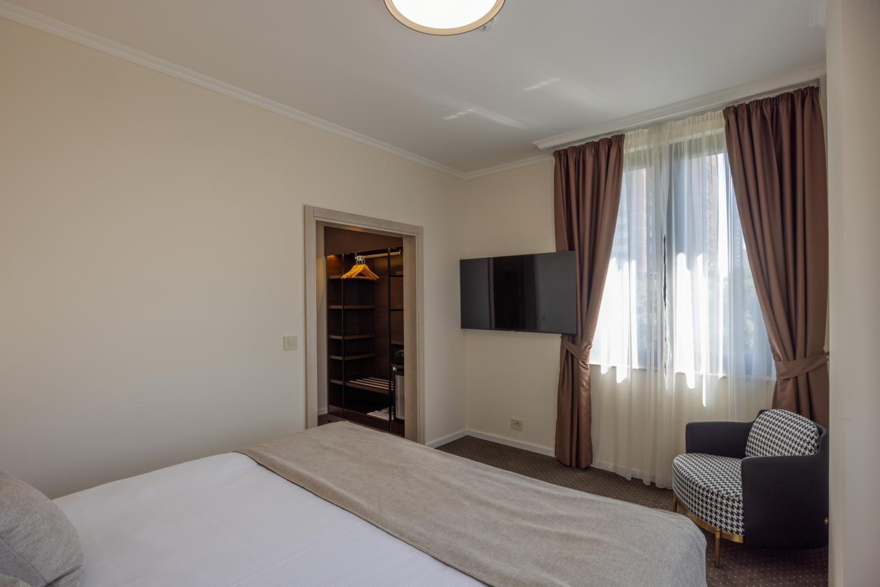Double Room - Photo 2