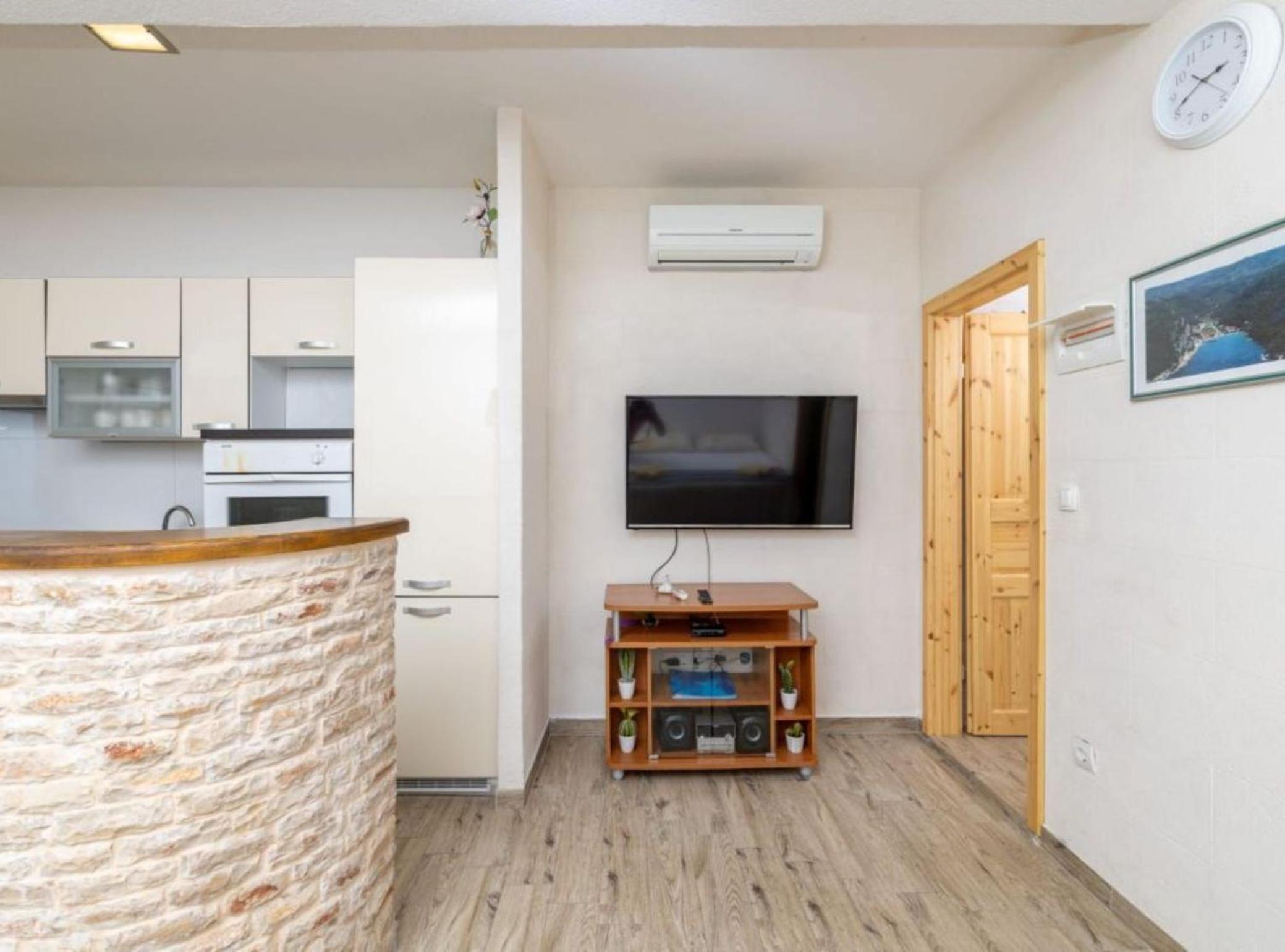 One - Bedroom Apartment With Terrace photo 1