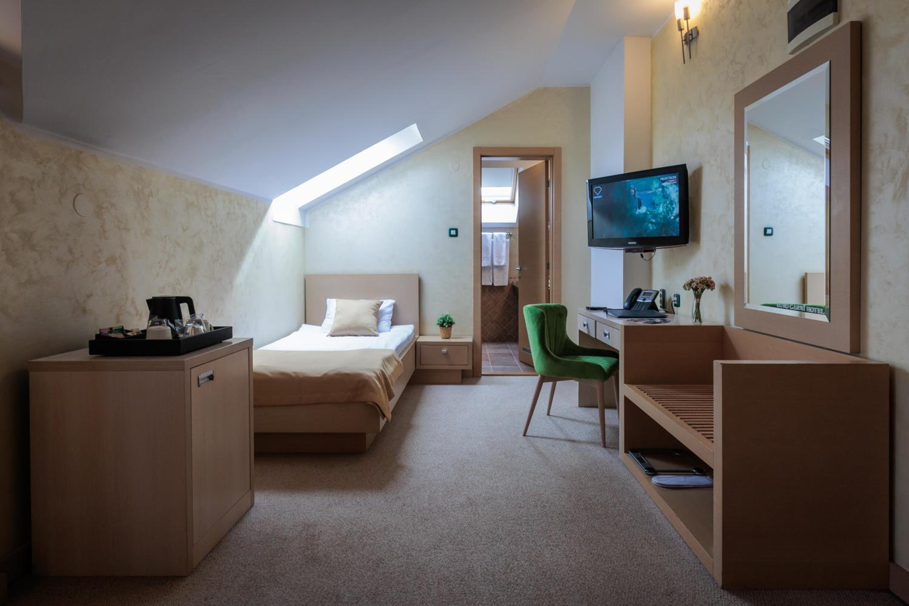 Classic Triple Room - Photo 9