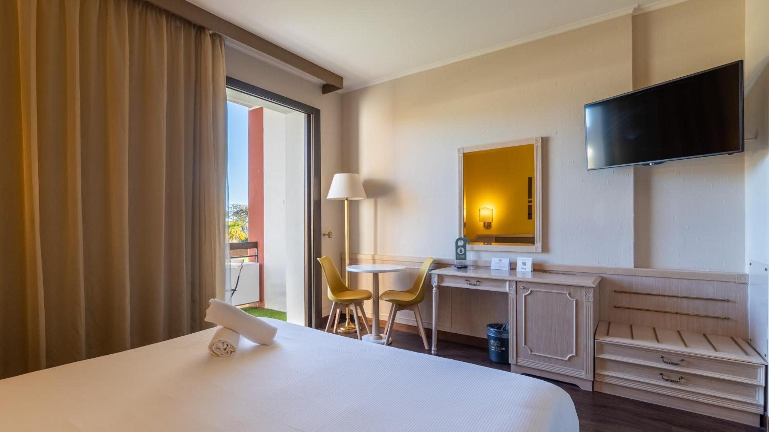 Comfort Double Room with Balcony and Spa Access photo 3