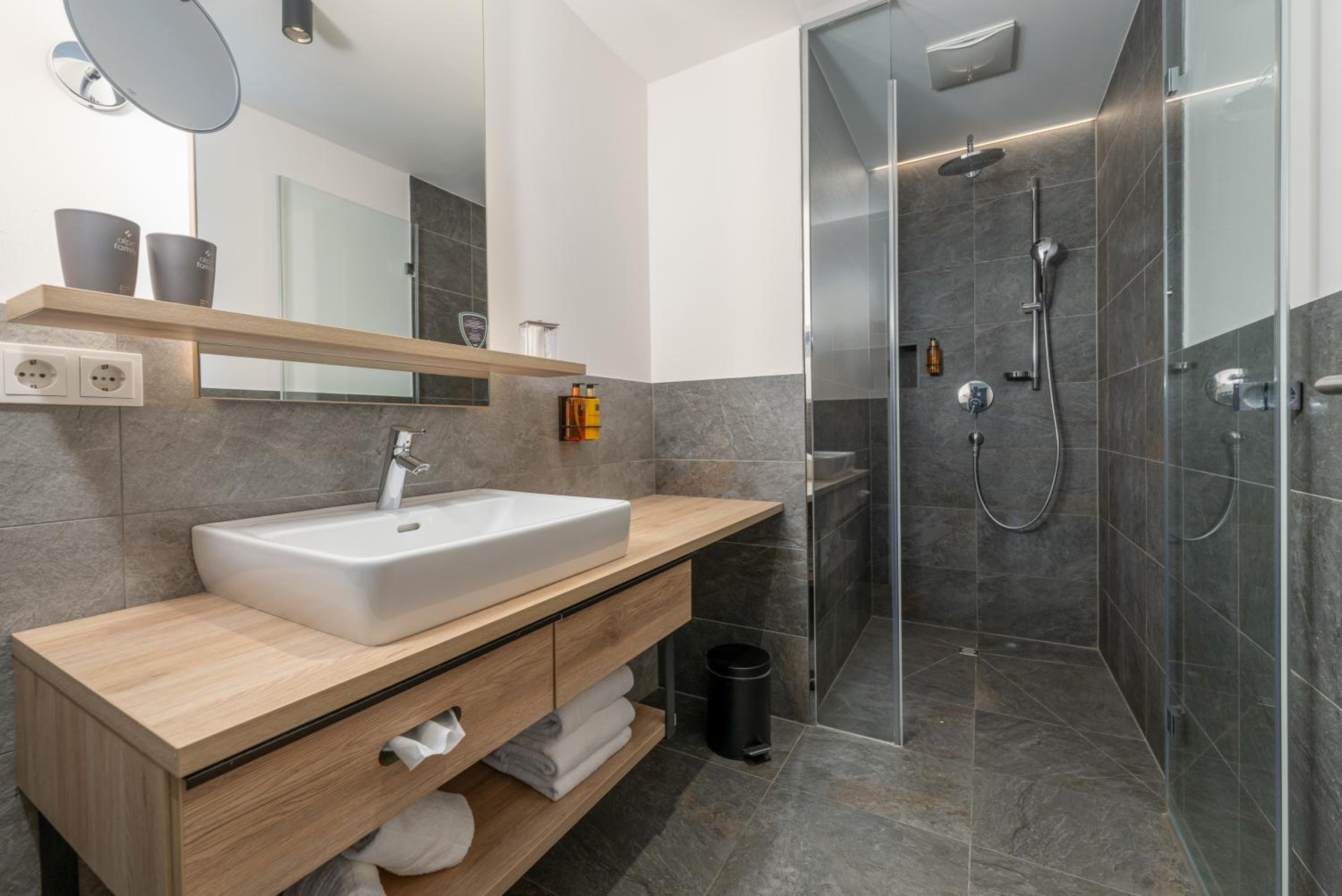 One-Bedroom Suite - Photo 11