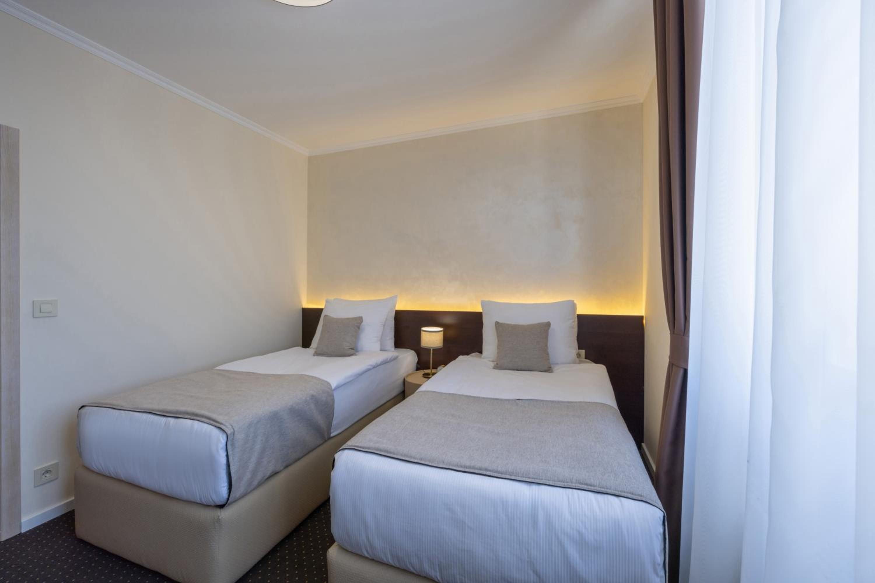 Twin Room - Photo 3