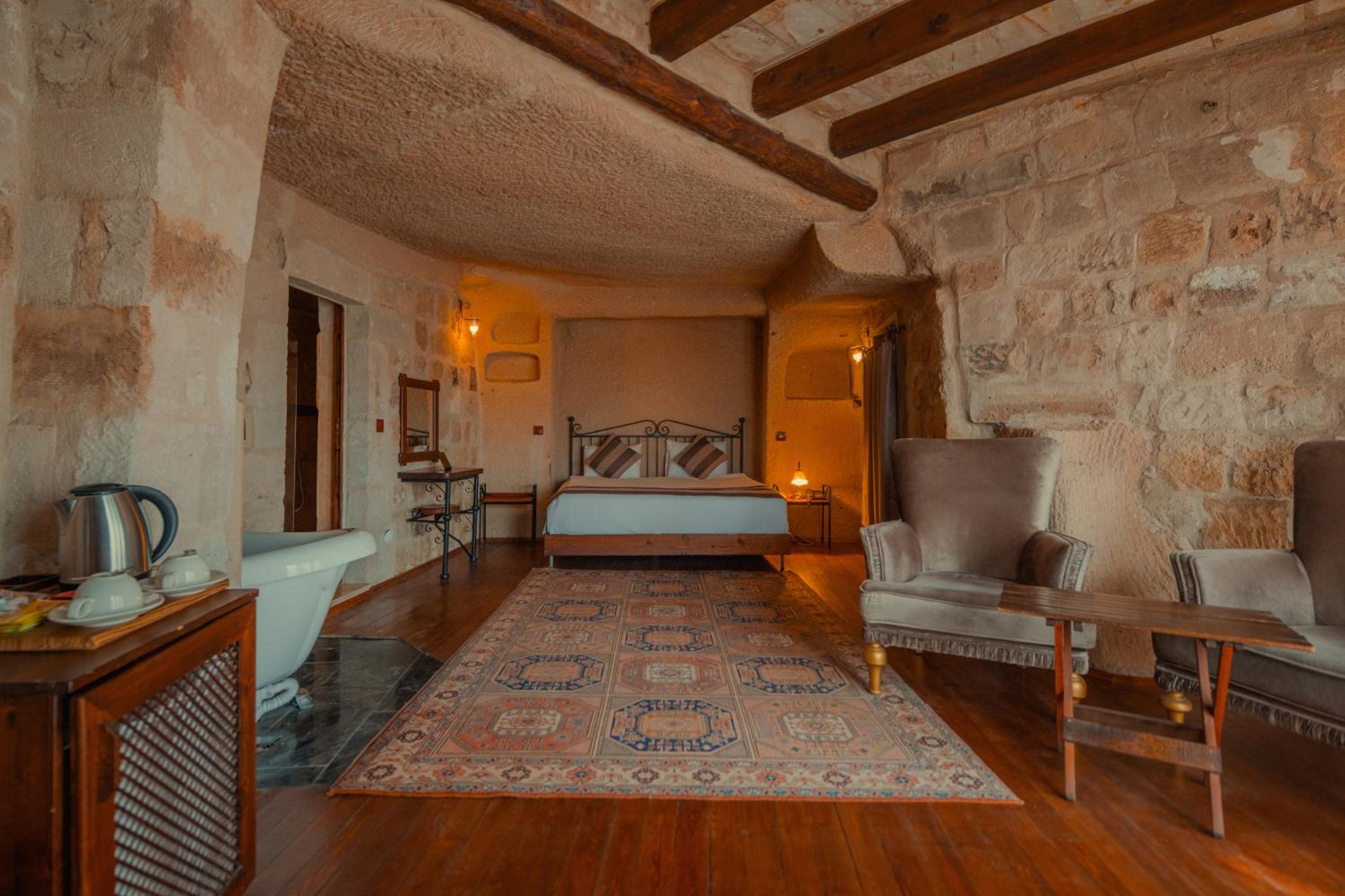Suite - Photo 1