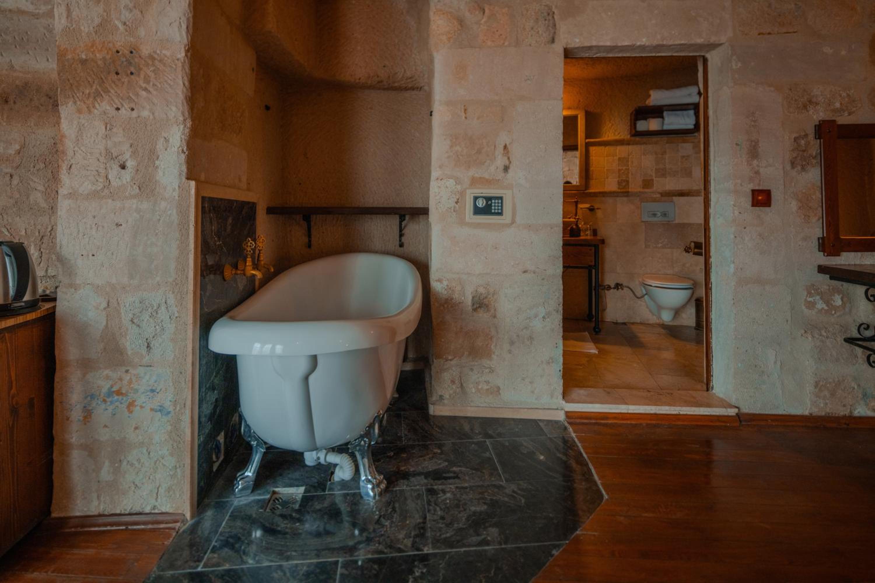 Suite - Photo 14