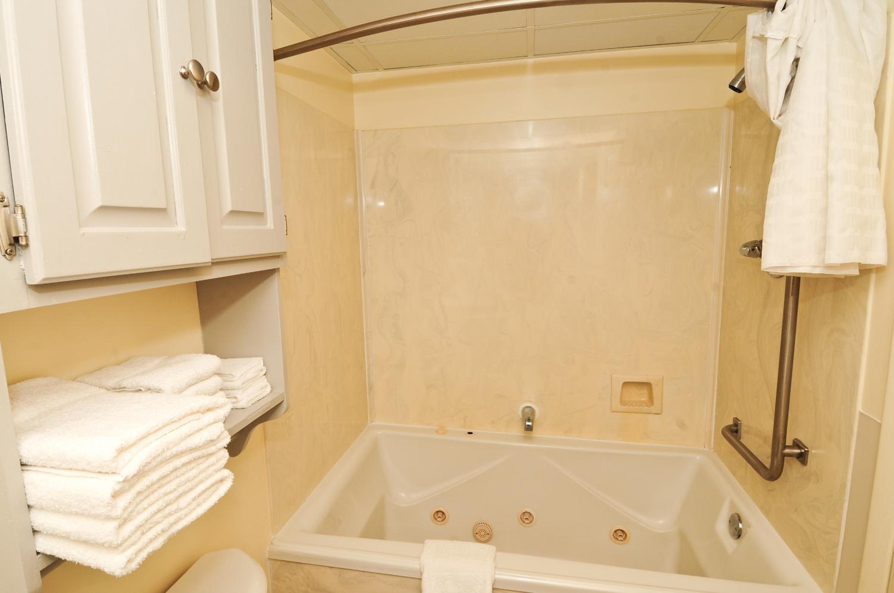2 Room Oceanfront Renovated Suite with 3 Queen Beds - T2A  photo 3