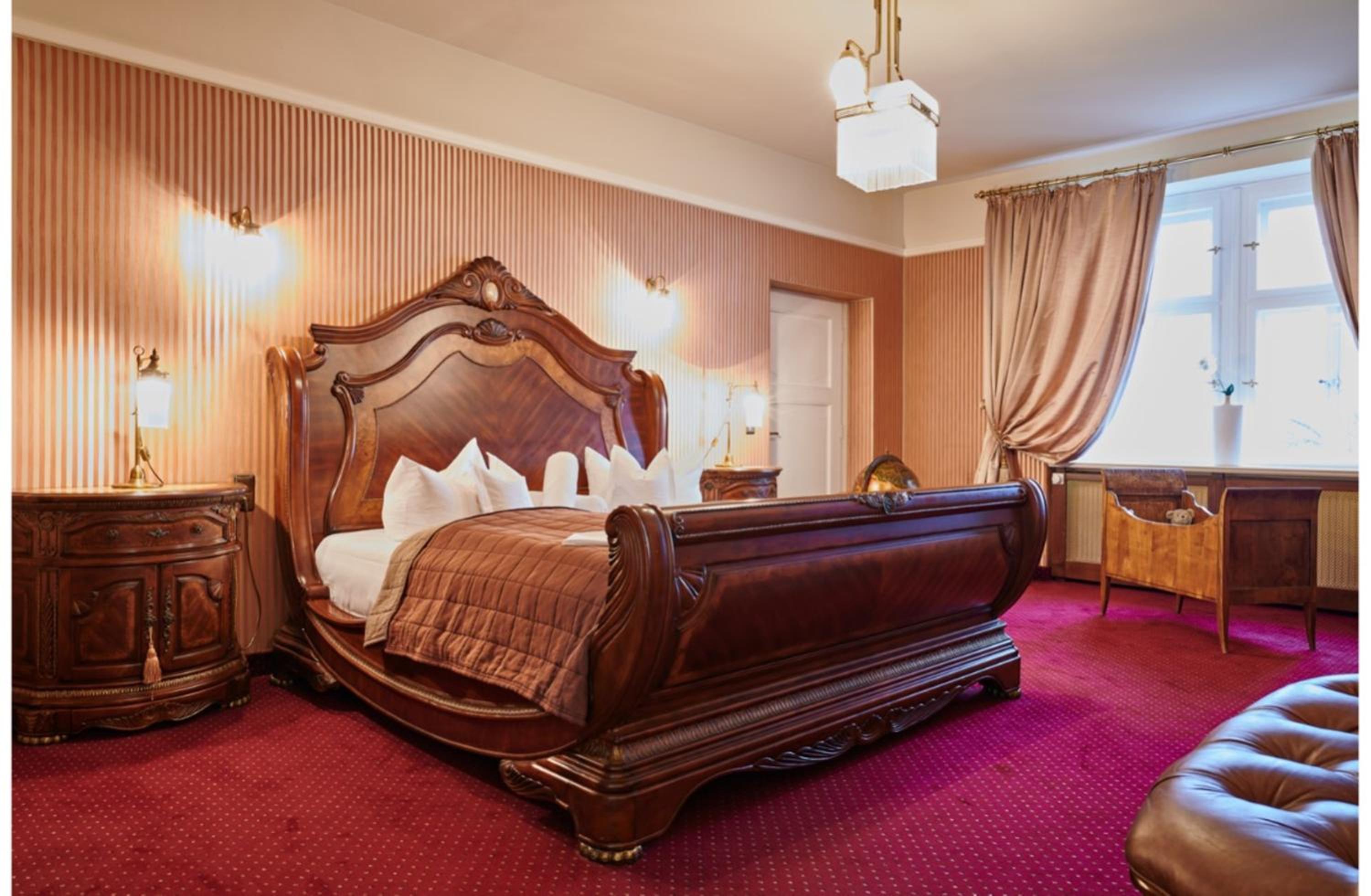 Suite - Photo 1