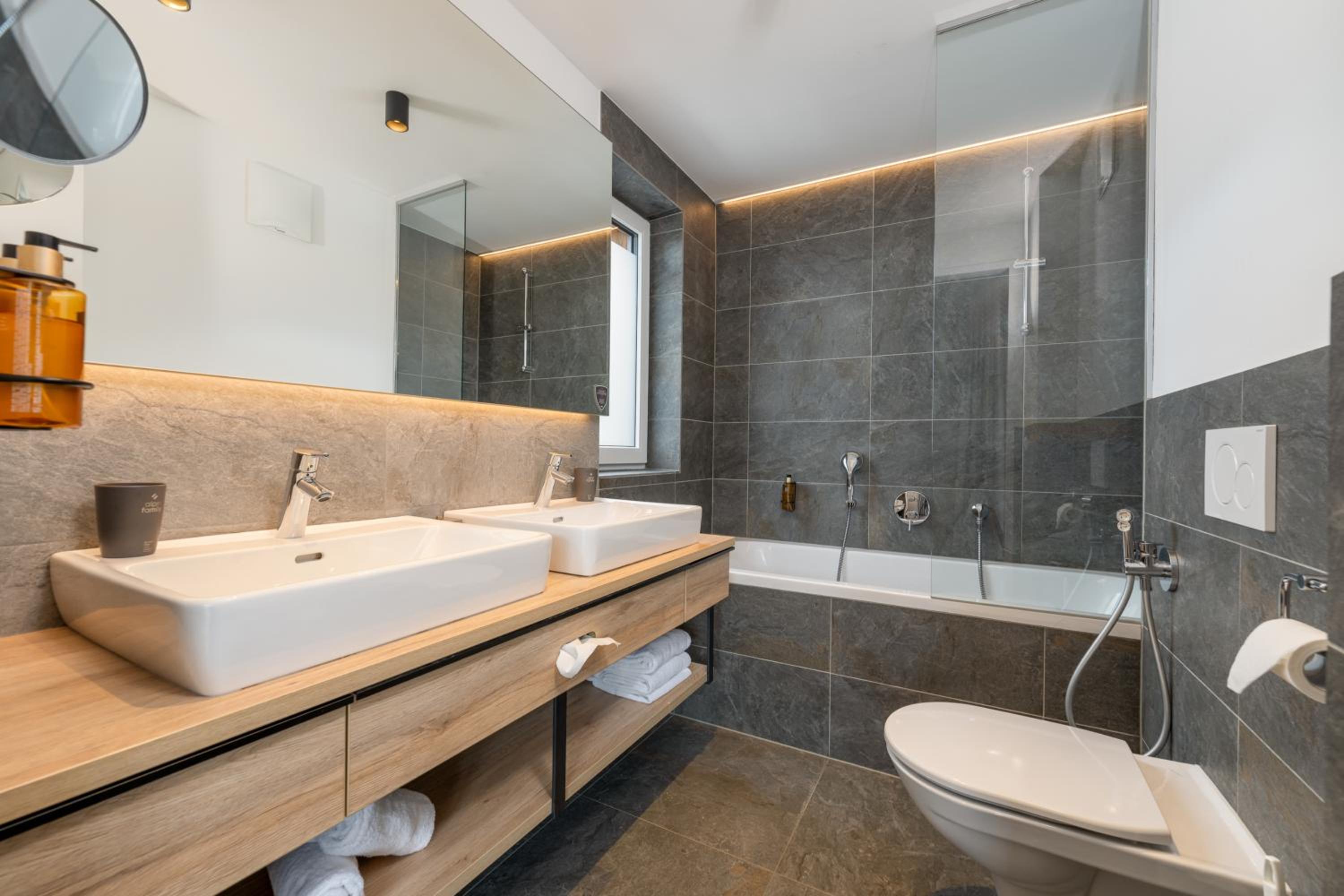 One-Bedroom Suite with Bath Tub - Photo 3