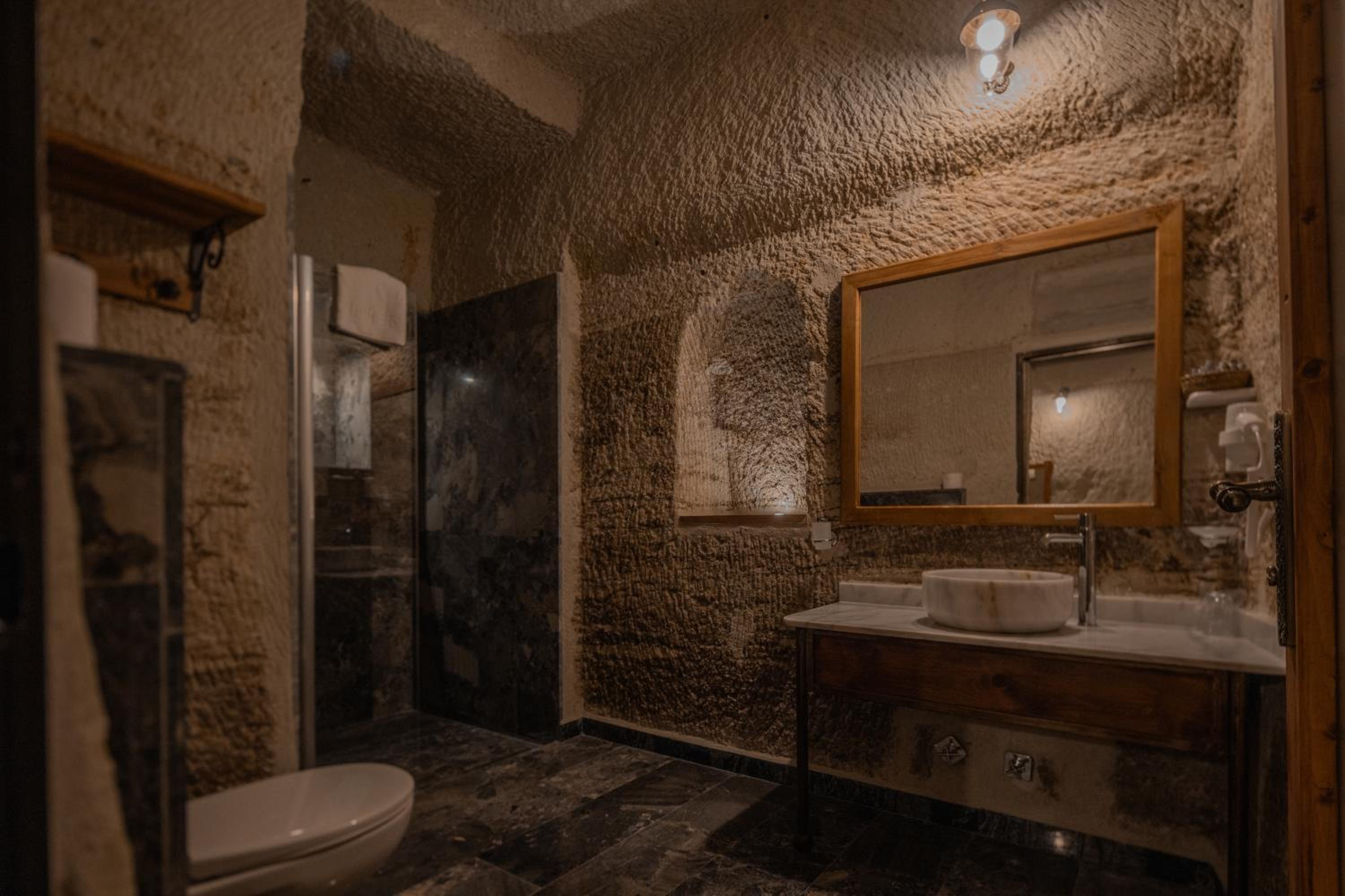 Suite - Photo 18