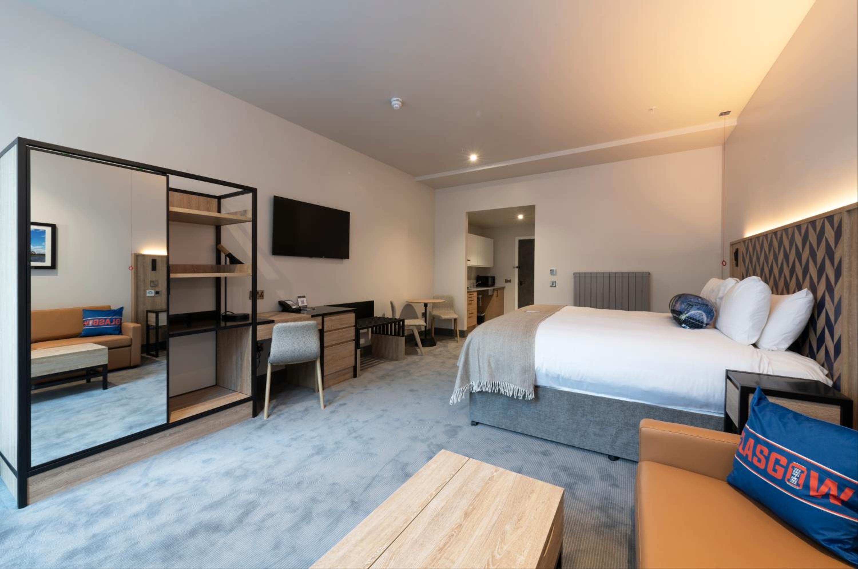 Accessible Suite, 1 Super King Bed, Sofa Bed, Kitchenette - Photo 4