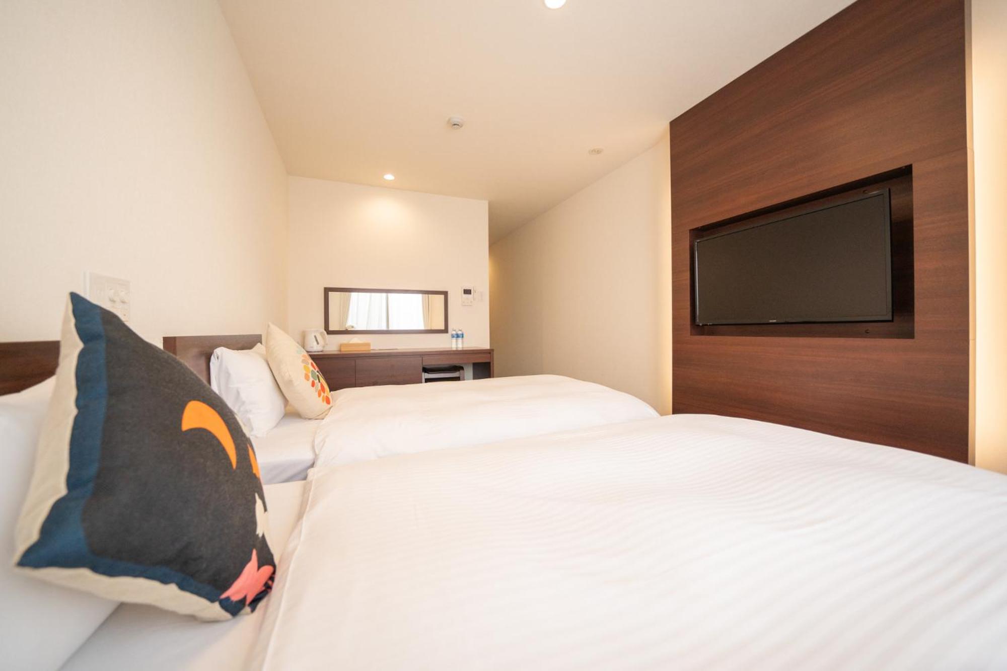 Twin Room with Private Bathroom - Photo 11