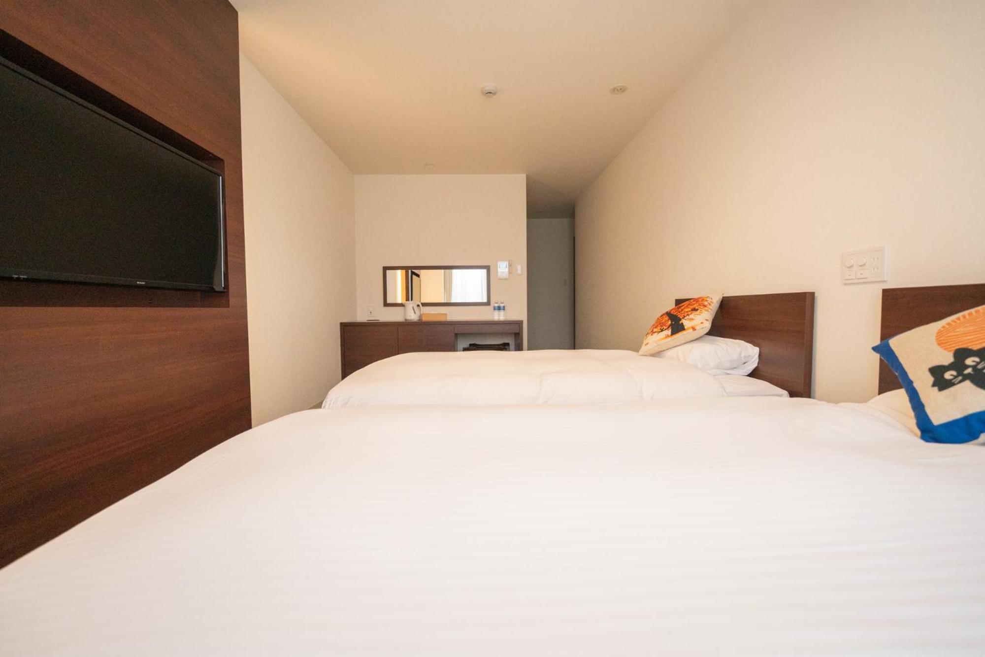 Twin Room with Private Bathroom - Photo 15