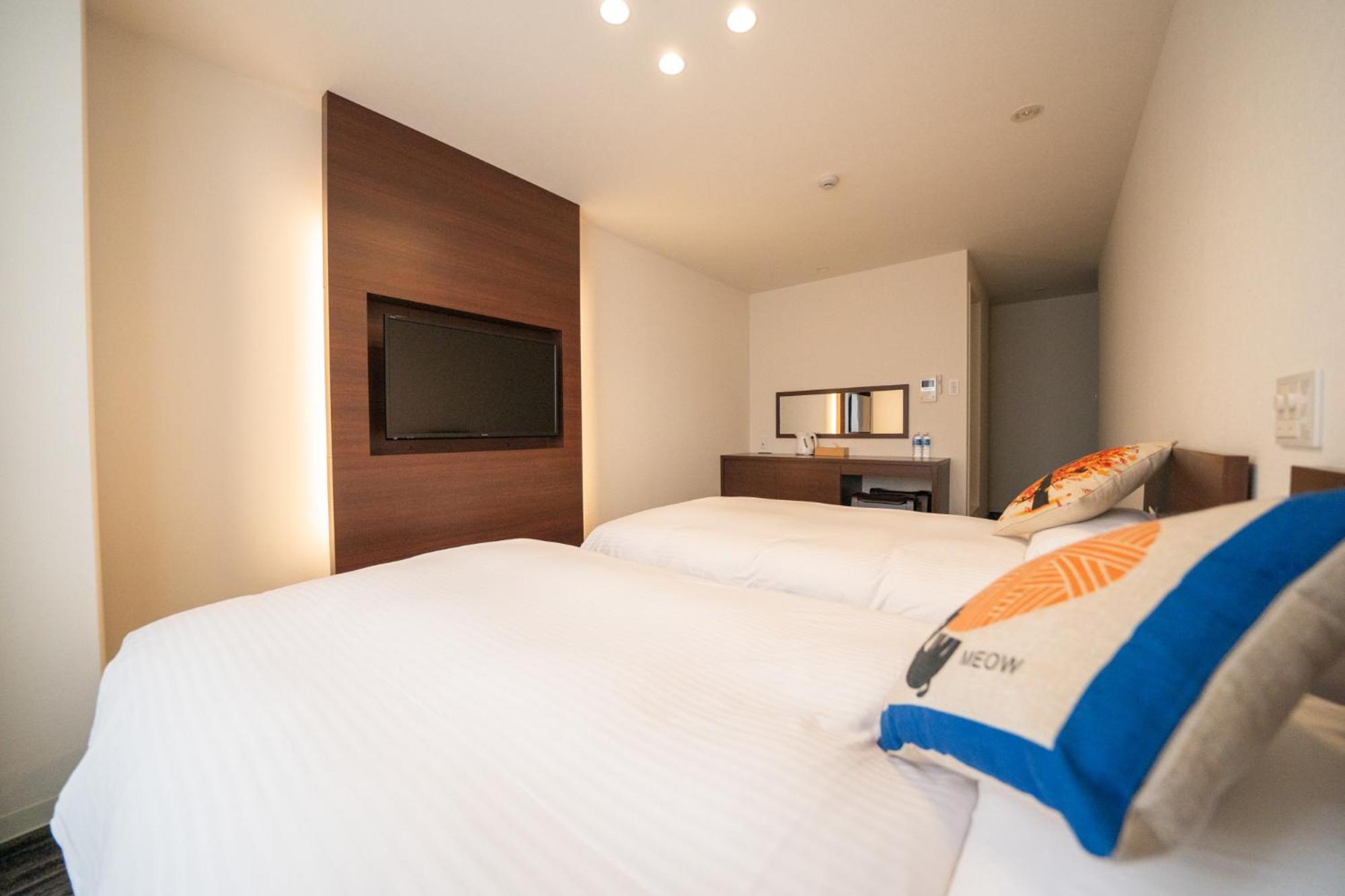 Twin Room with Private Bathroom - Photo 16