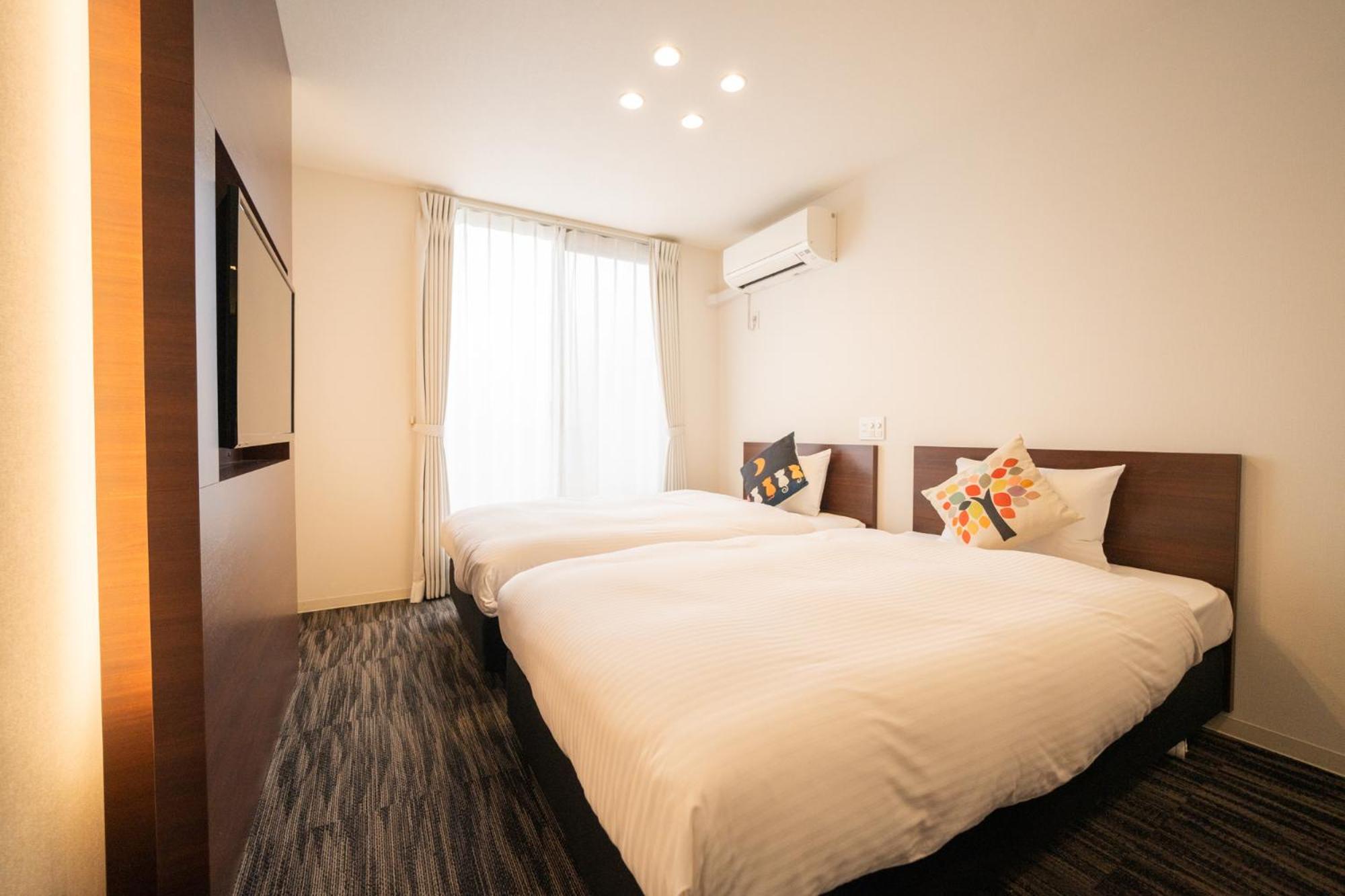 Twin Room with Private Bathroom - Photo 10