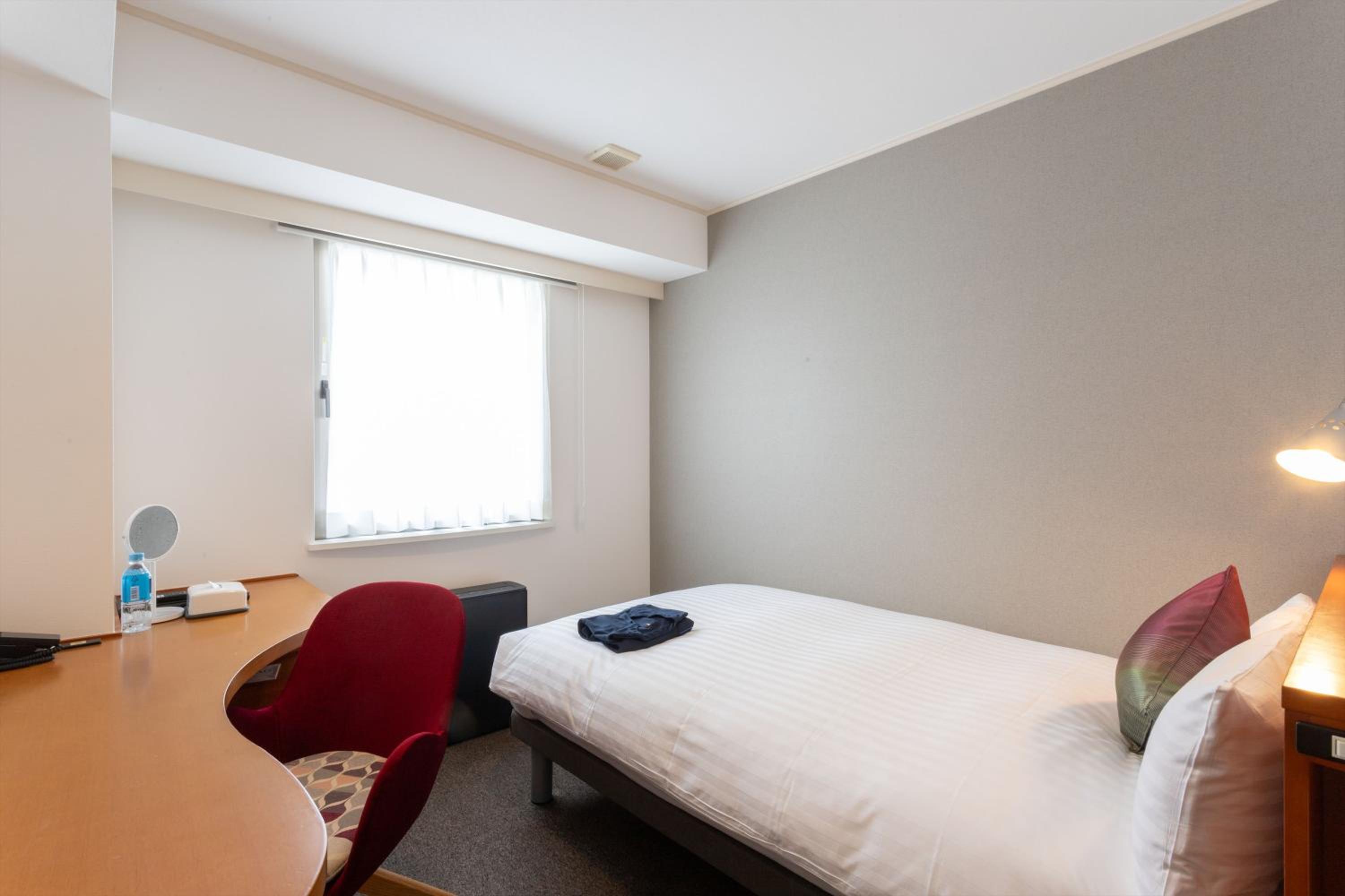 Single Room Female Only - Non-Smoking