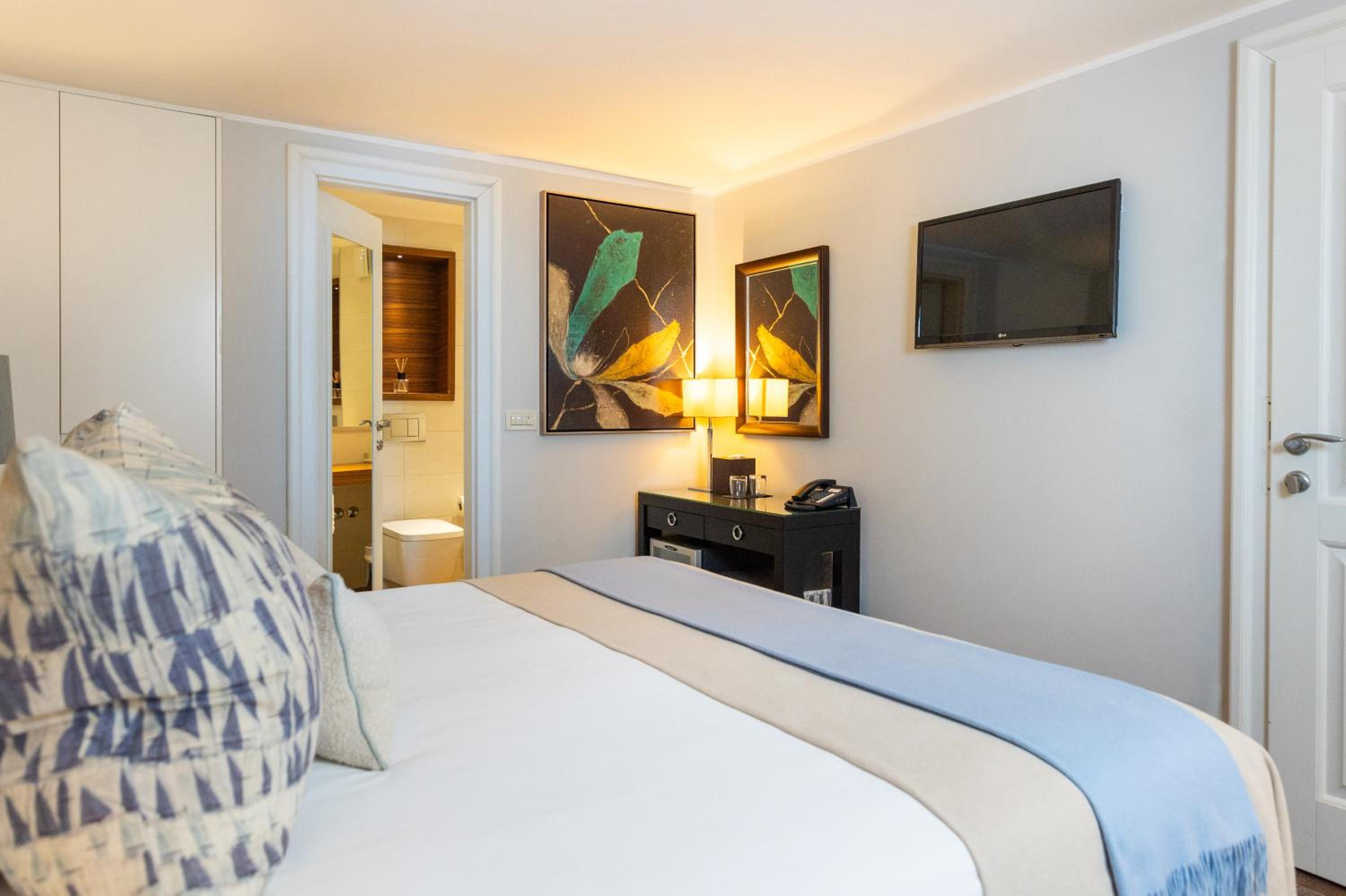 Standard Double or Twin Room photo 3