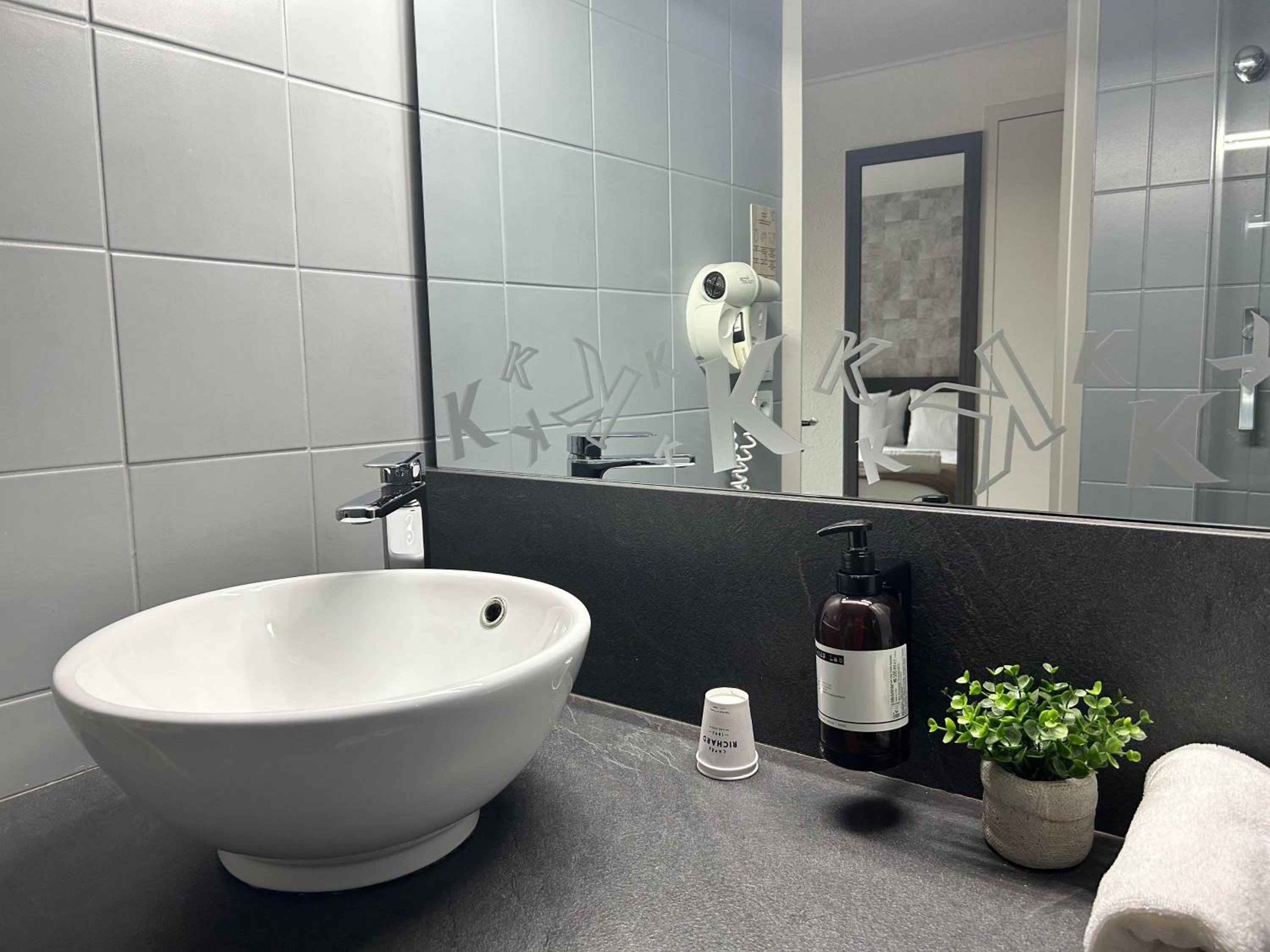 Standard Twin Room - Photo 4