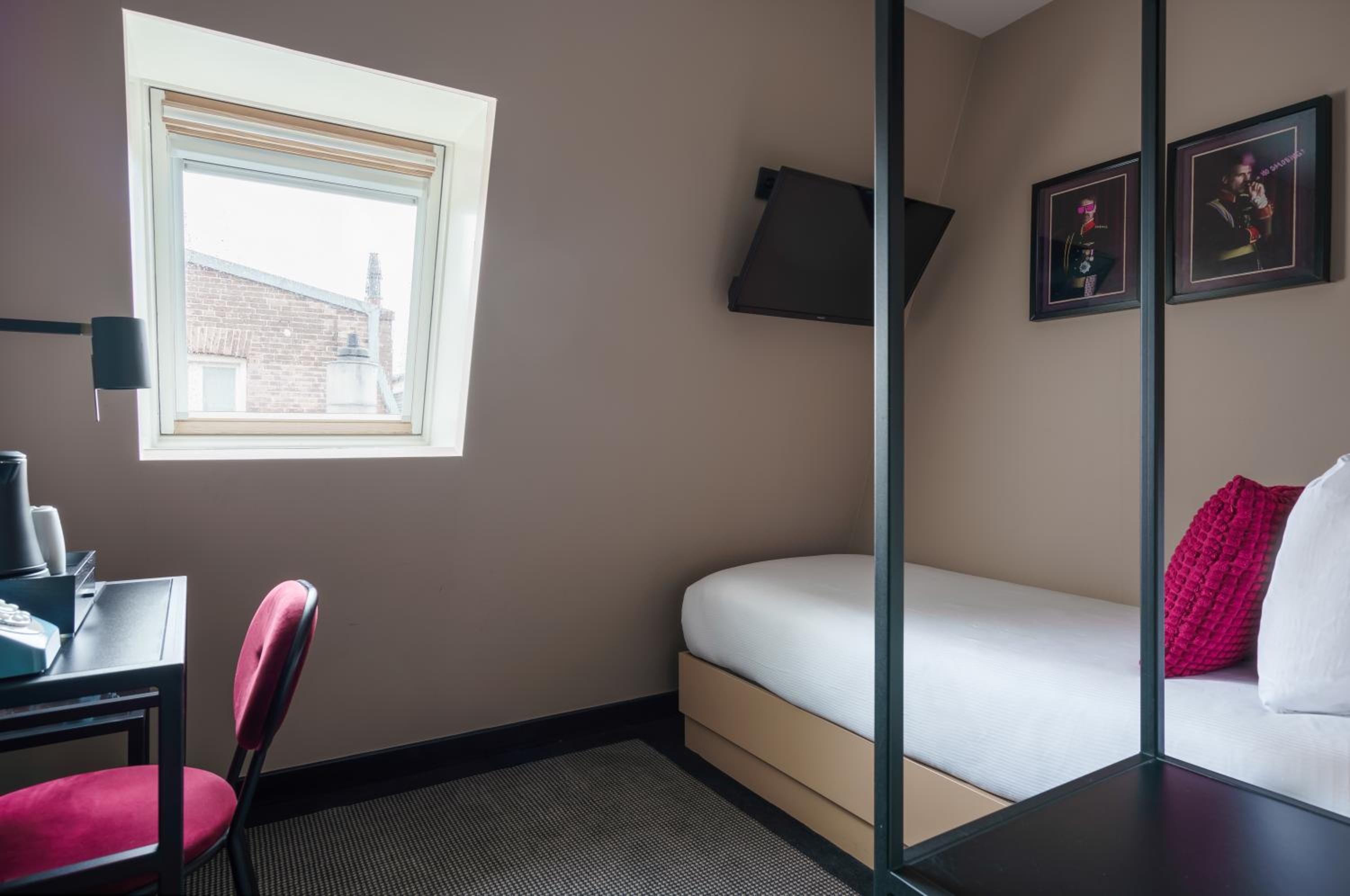 Single Room photo 3