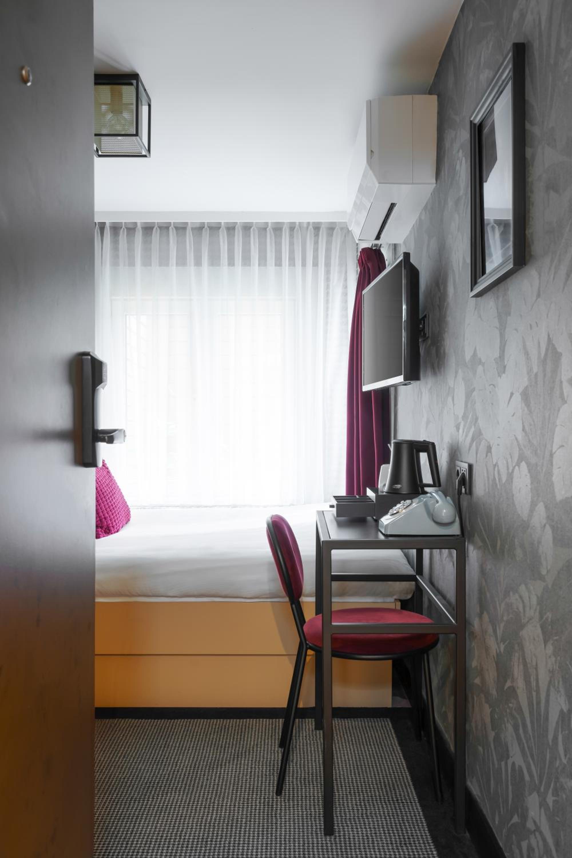 Souterrain Small Double Room (Below Street Level with Limited View, no elevator access) photo 2