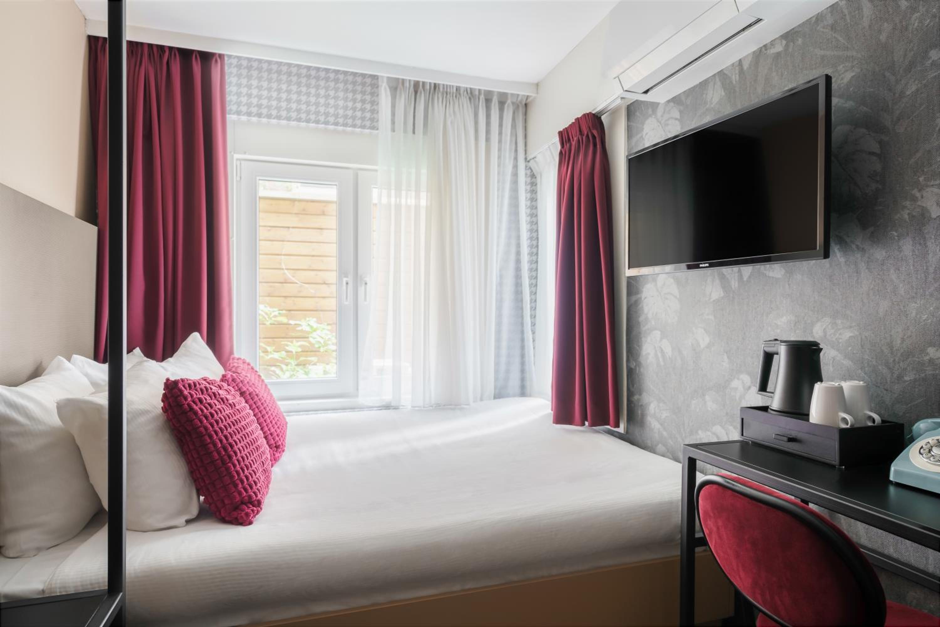 Souterrain Small Double Room (Below Street Level with Limited View, no elevator access) photo 1