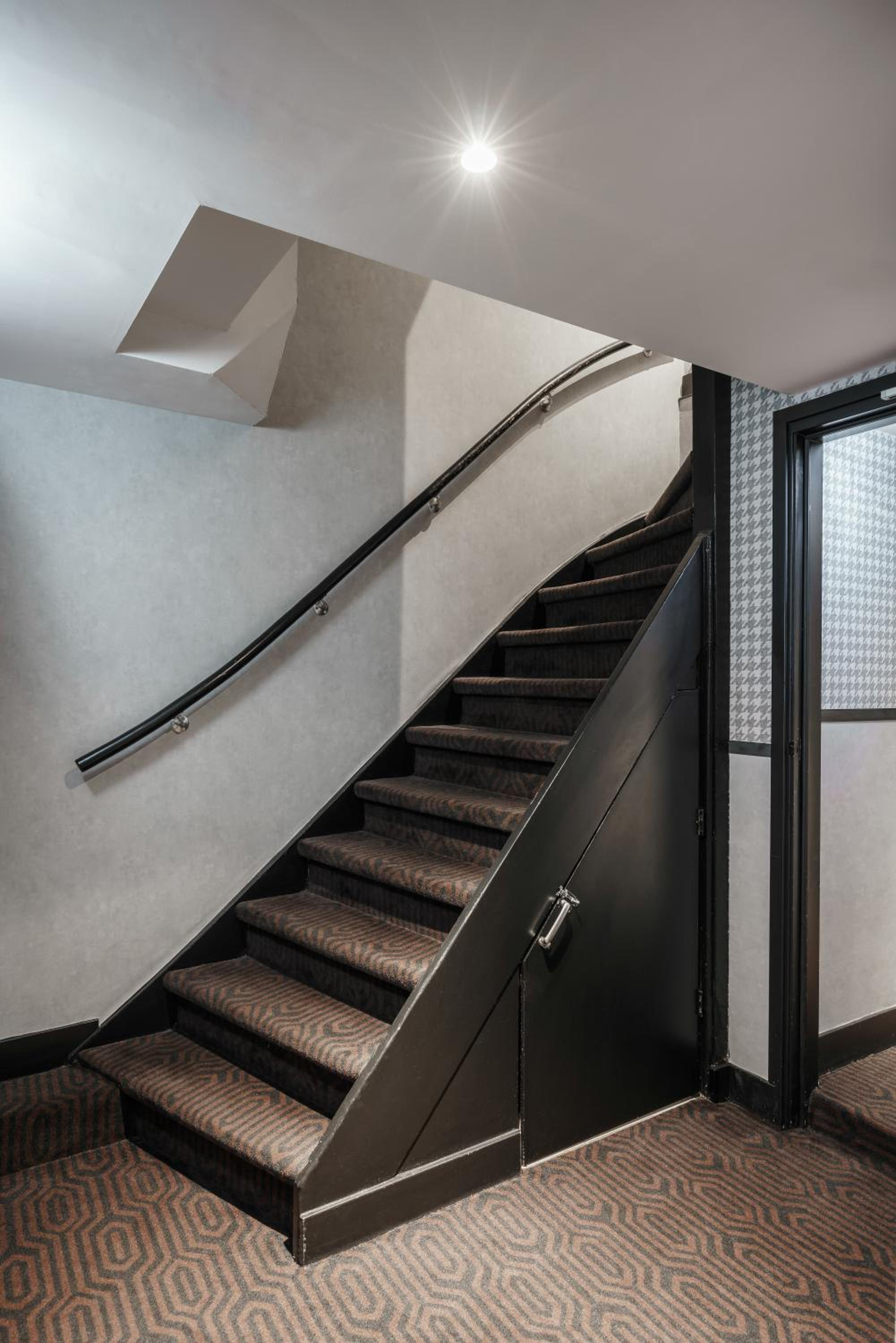 Souterrain 4 person Bedroom with separate beds(Below Street Level with Limited View, no elevator access) photo 3