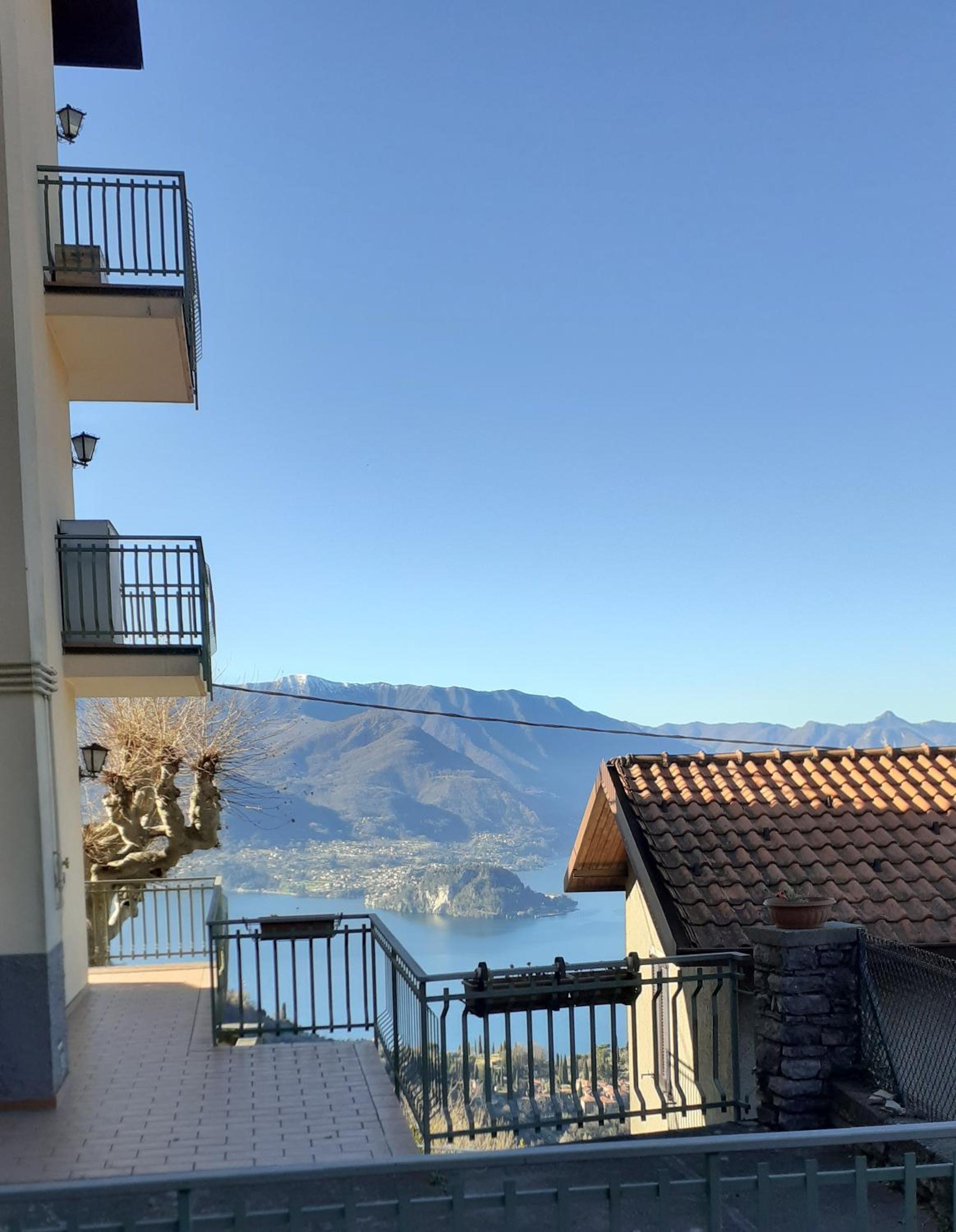 One-Bedroom Apartment with Lake View photo 3