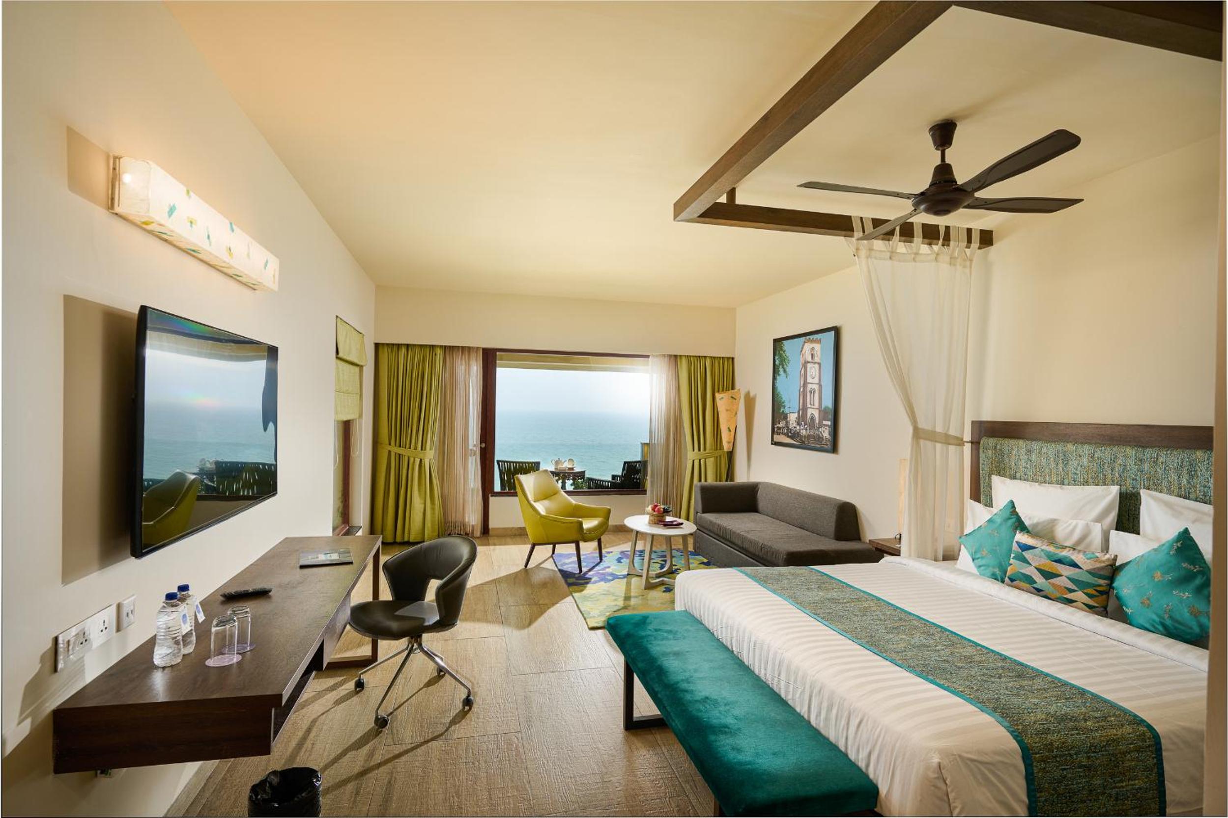 Deluxe Double Room with Balcony - Oceanfront photo 3