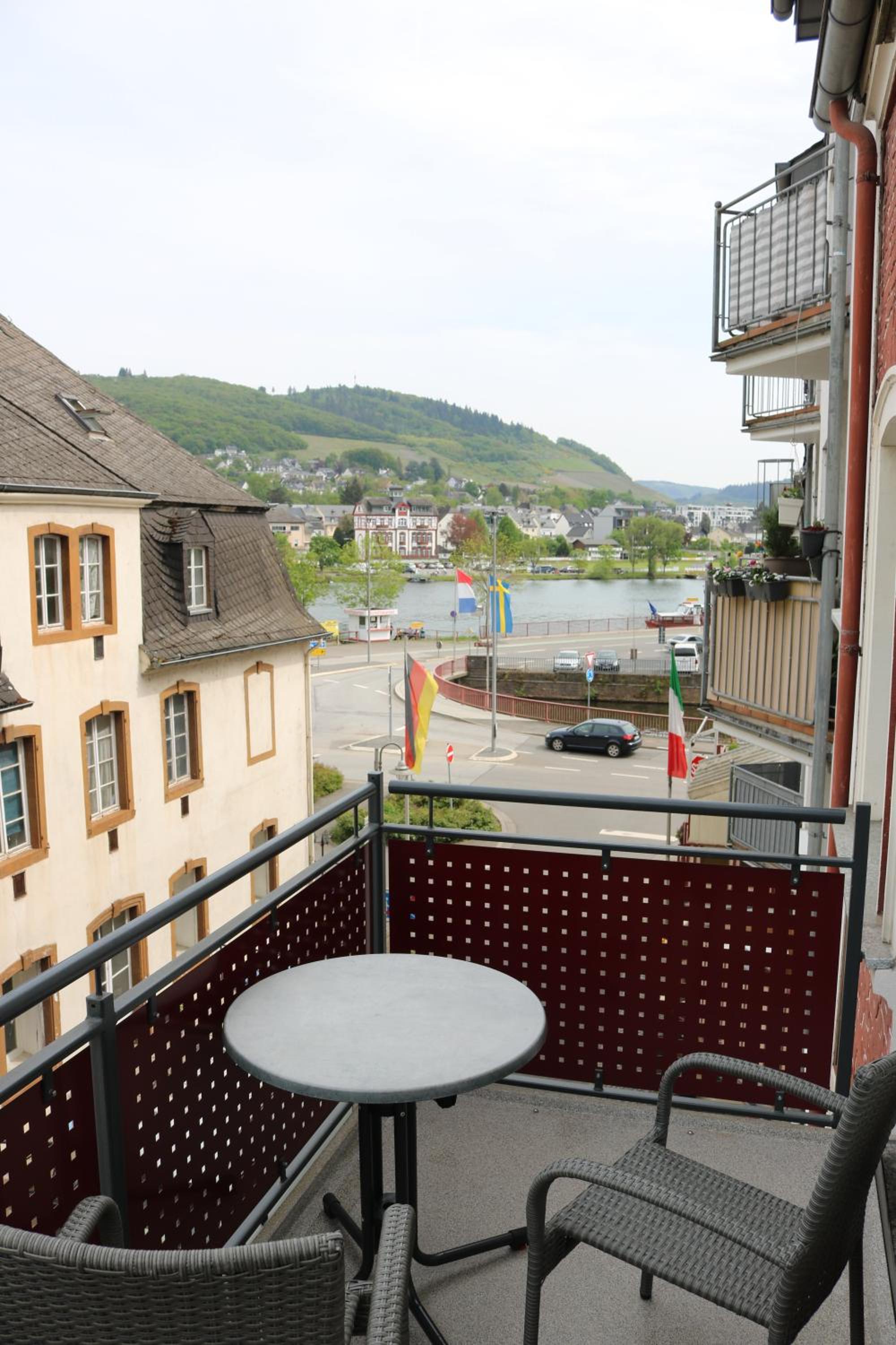 One-Bedroom Apartment with River View photo 3