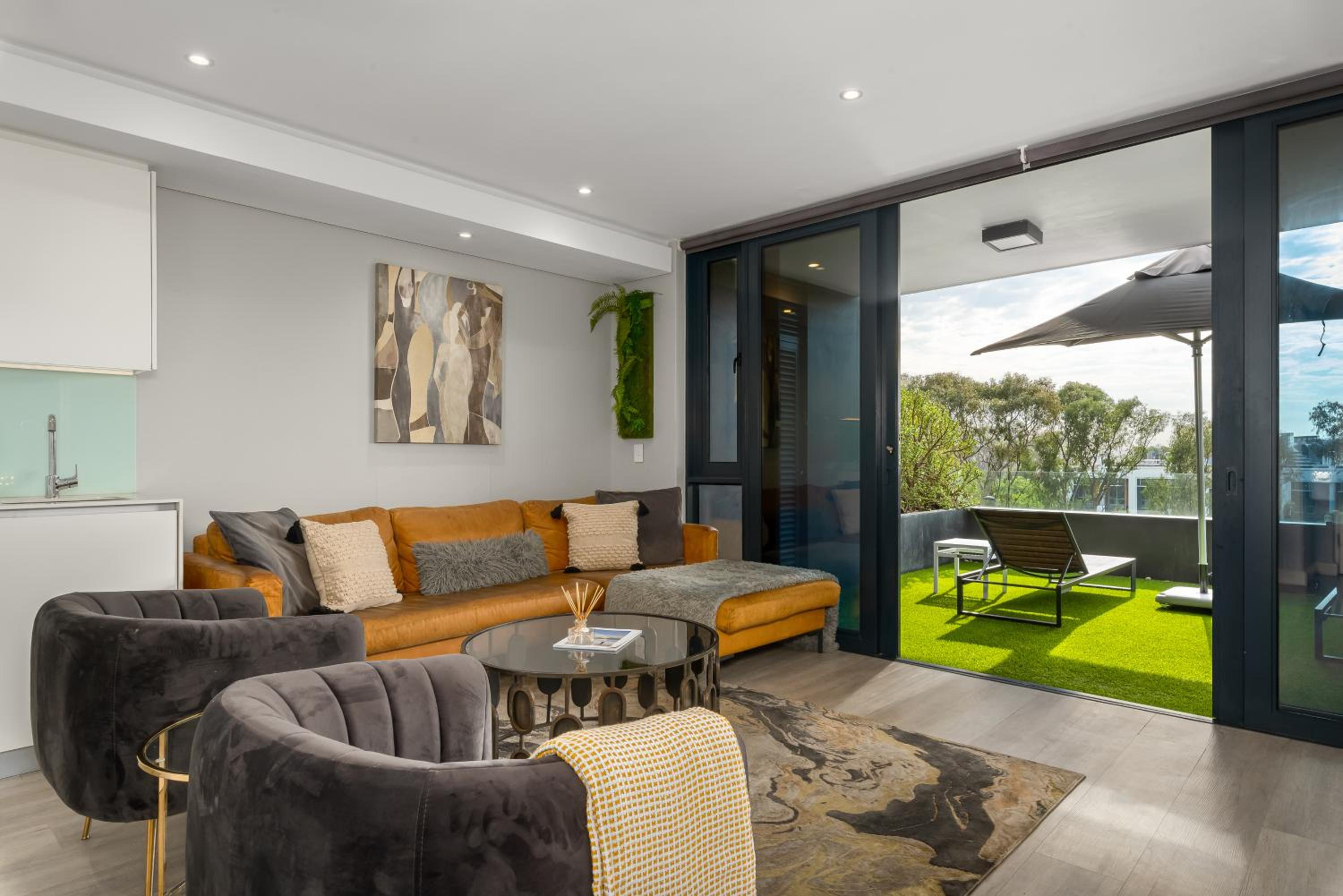 Deluxe One-Bedroom Apartment