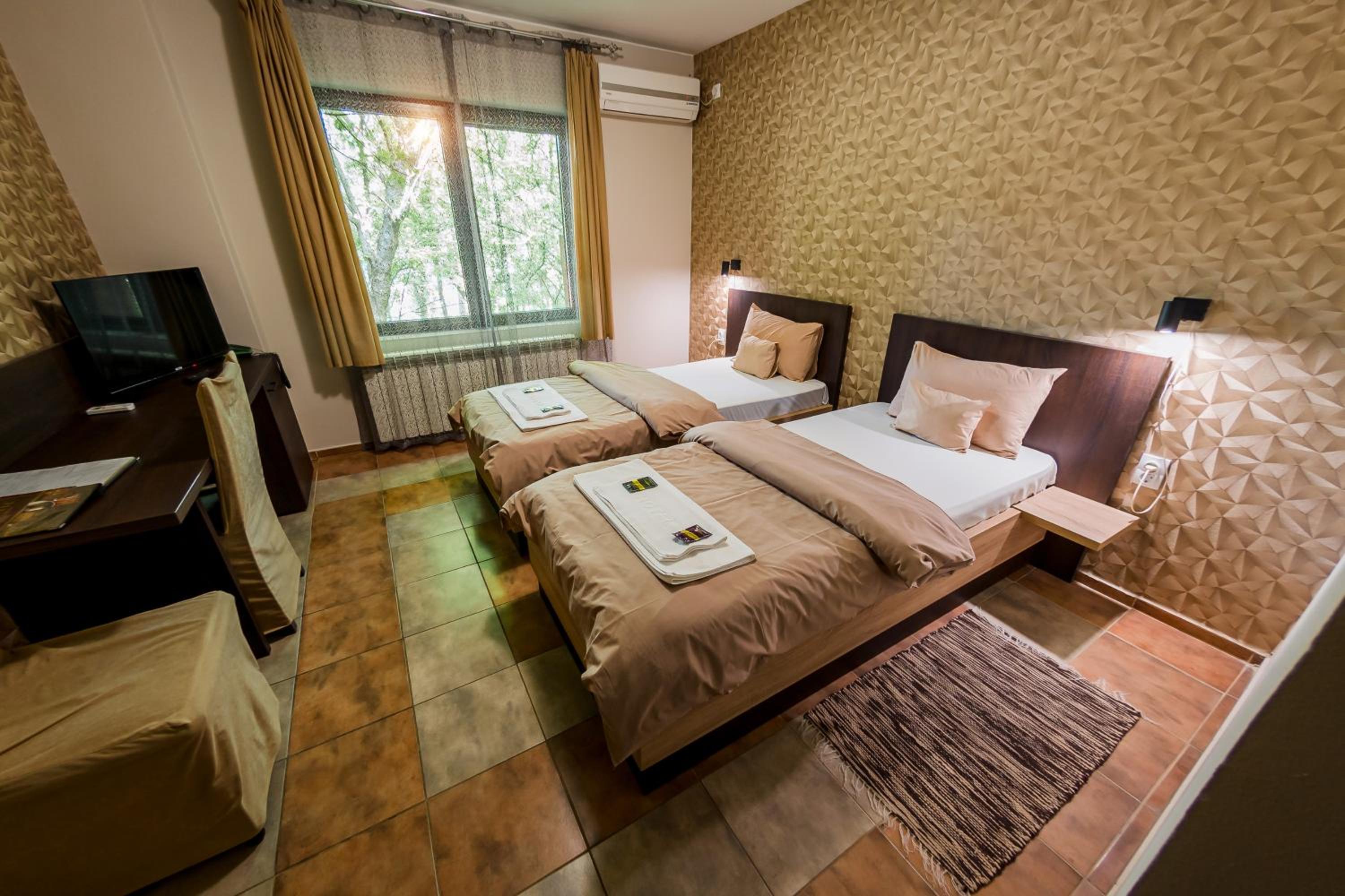 Twin Room with Private Bathroom photo 2