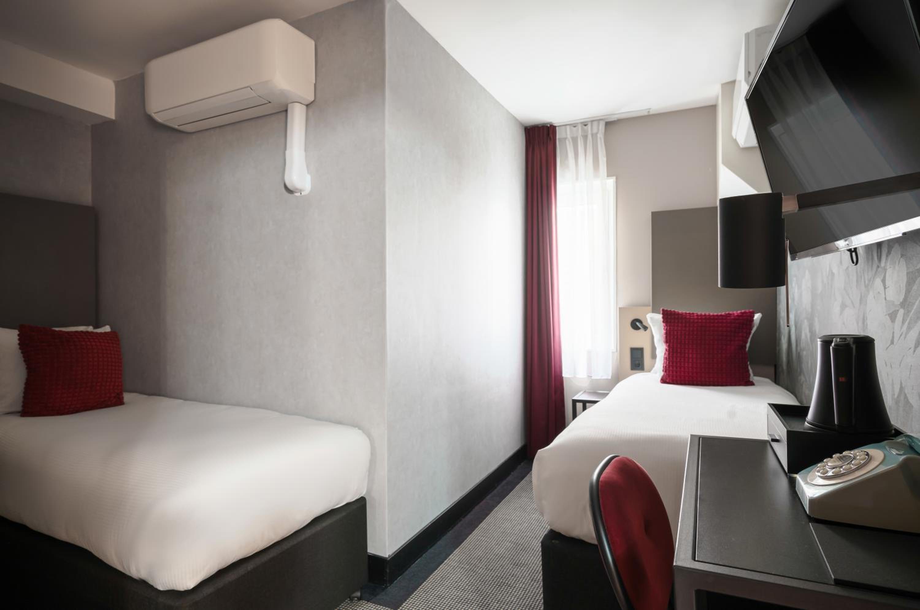 Souterrain Twin Room (Below Street Level with Limited View, no elevator access) photo 3