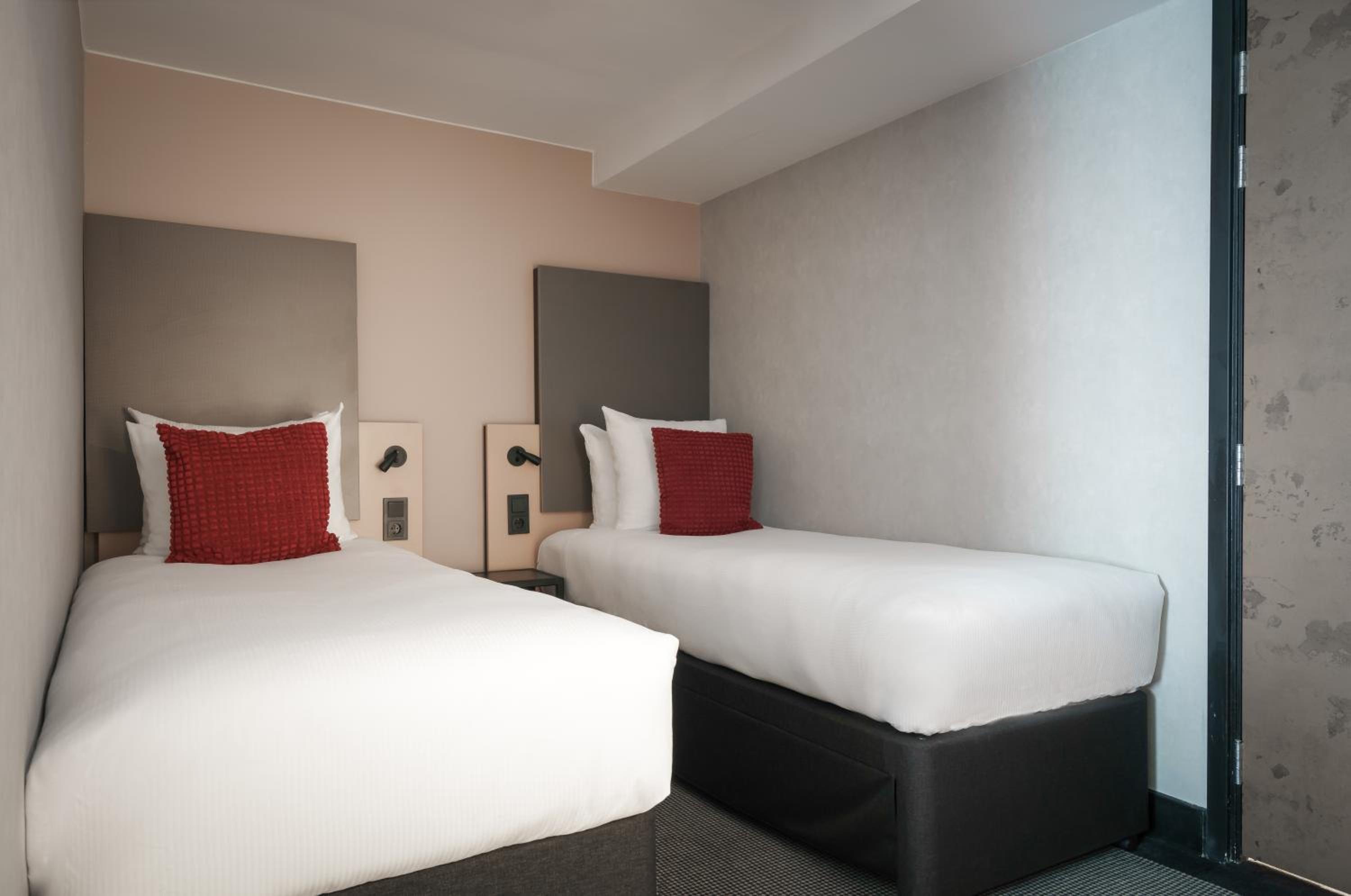 Souterrain Twin Room (Below Street Level with Limited View, no elevator access) photo 2